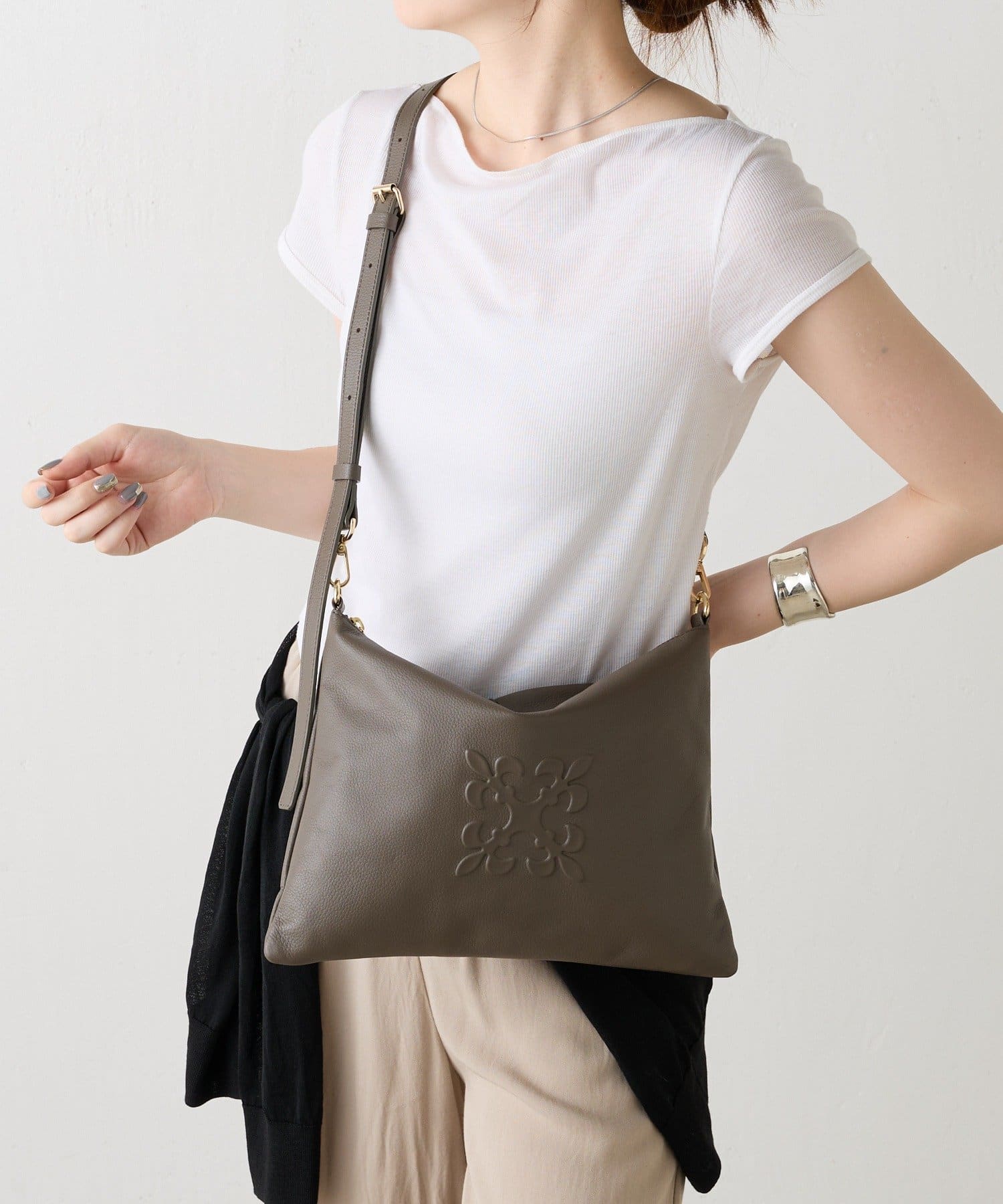 russet(ラシット) 《本革/370g》エンボスモノグラムショルダーバッグ