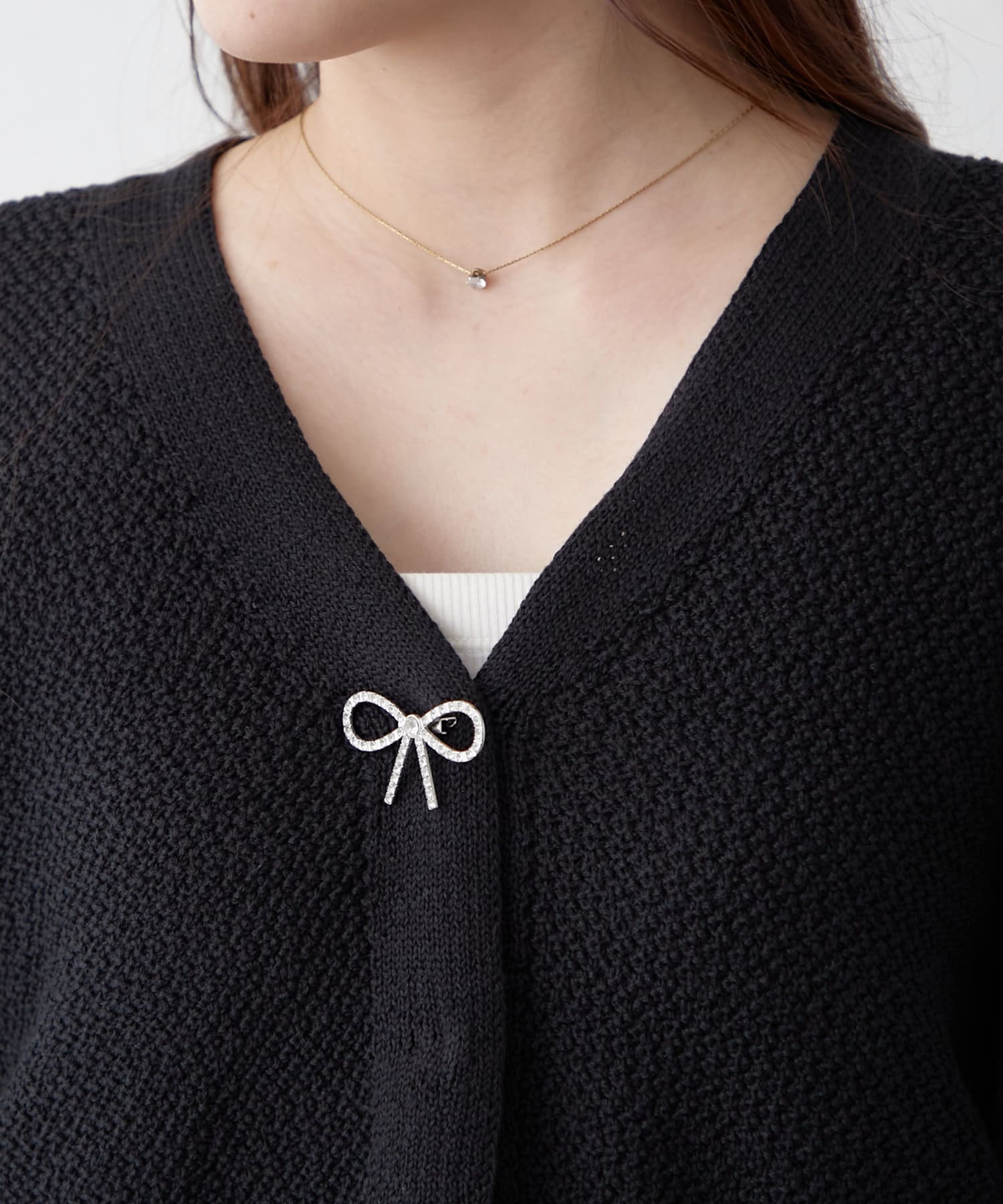 NICE CLAUP / OLIVE des OLIVE OUTLET(ナイスクラップ  / オリーブ デ オリーブ アウトレット) 【春の新作】【OUTLET限定】リボンブローチショートカーディガン