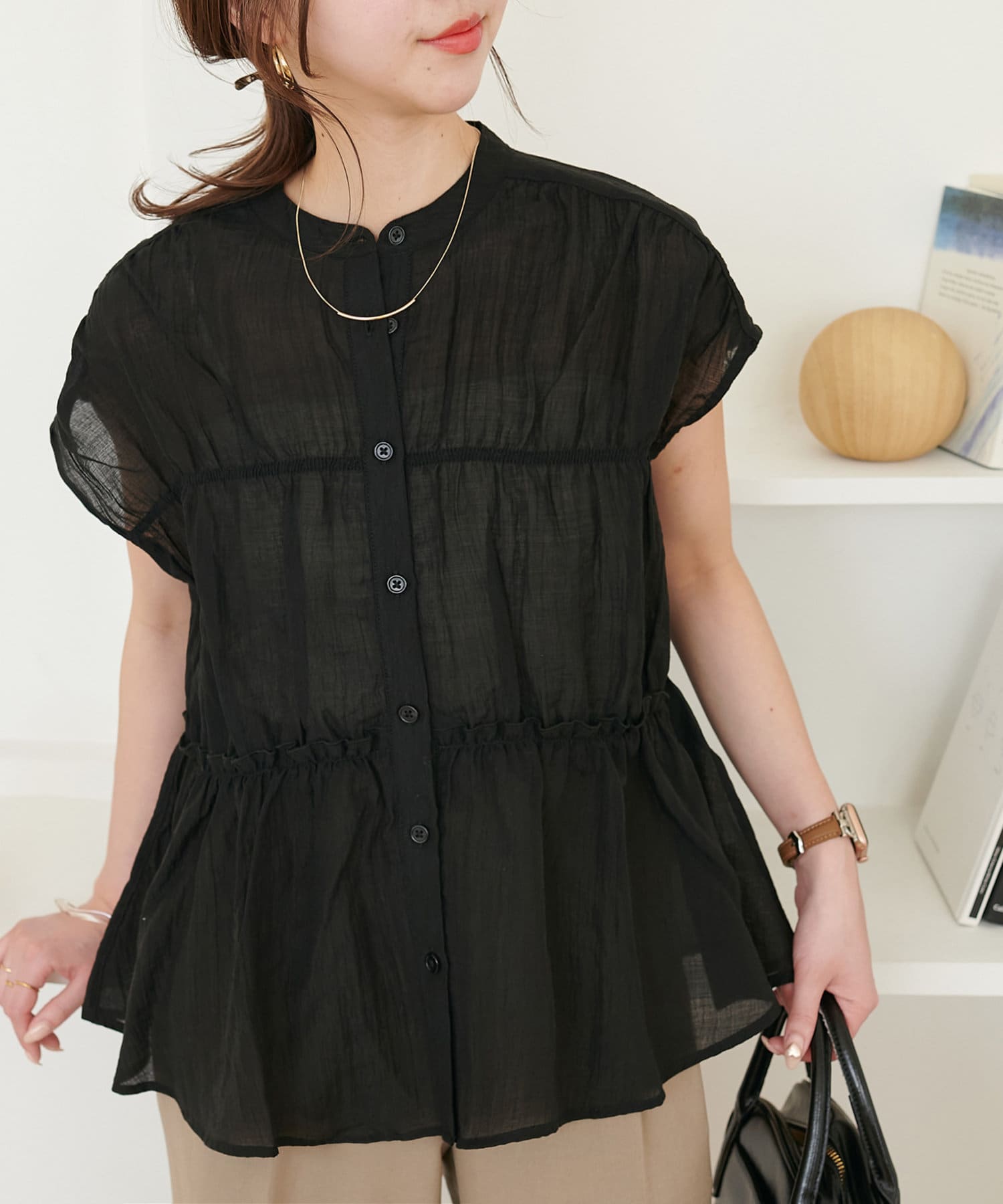 大人可愛い上品なシアーブラウス●デザインウエストのシャーリングと裾にかけのふわっとした広がりで、さりげなく体型カバーも叶うペプラムデザインです。繊細なシアー素材で女性らしい印象に。スタンドカラーの襟元
