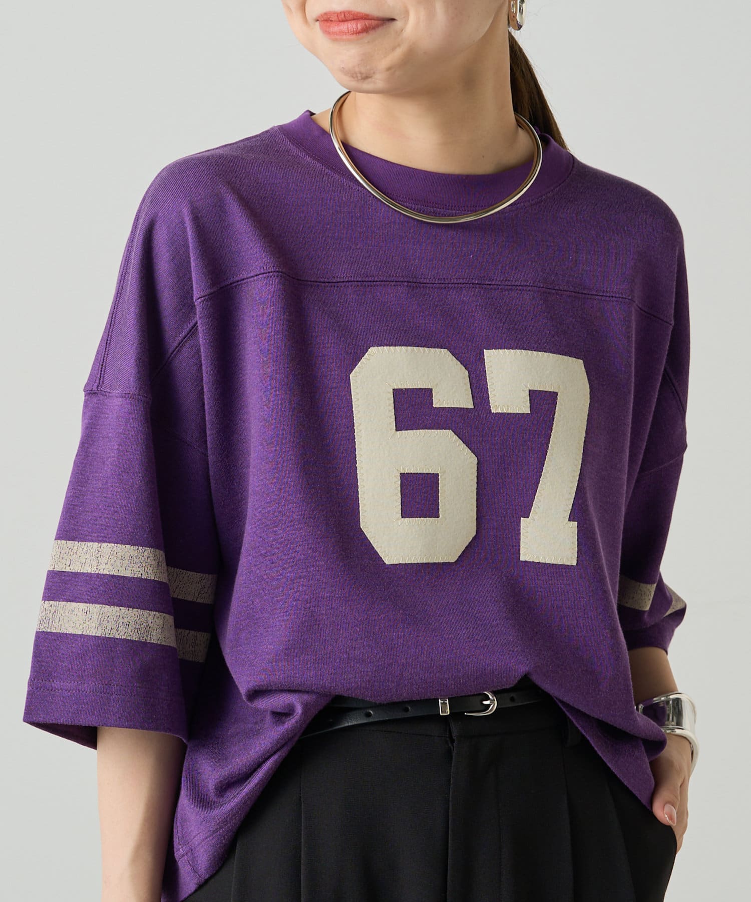 ■デザインSt.Johns 3rd club[セントジョンズサードクラブ]の67 七分袖Tシャツ。ナンバーロゴと袖のラインがスポーティなデザインのTシャツ。ドロップショルダーでゆったり着用出来ます。ヴ