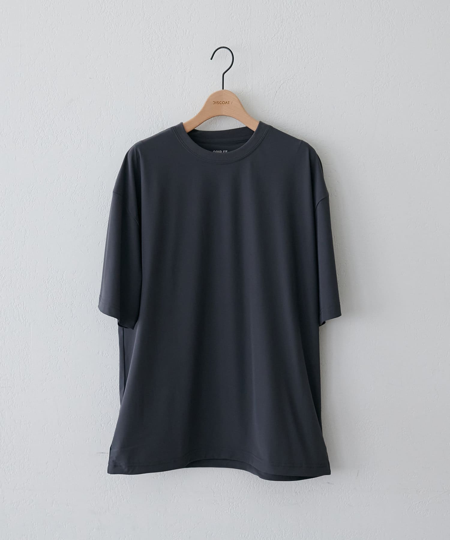 触れるだけで、ひんやり快適。夏の毎日を涼しくする高機能Tシャツ。●デザイン暑い季節でもさらりと着られる接触冷感素材を使用したTシャツ。程よくゆとりのあるリラックスシルエットで、風通しもよく、暑い日でも