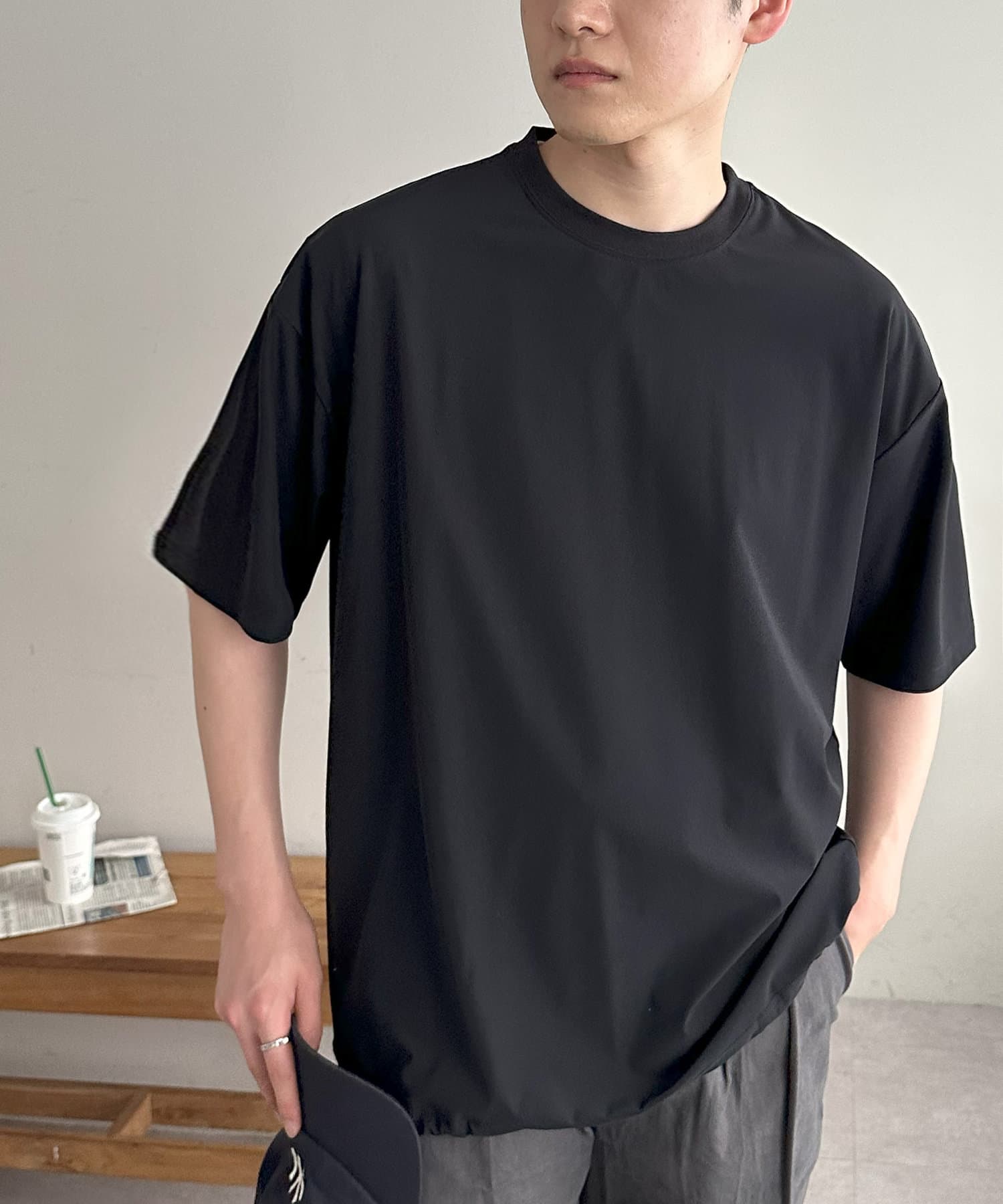 触れるだけで、ひんやり快適。夏の毎日を涼しくする高機能Tシャツ。●デザイン暑い季節でもさらりと着られる接触冷感素材を使用したTシャツ。程よくゆとりのあるリラックスシルエットで、風通しもよく、暑い日でも