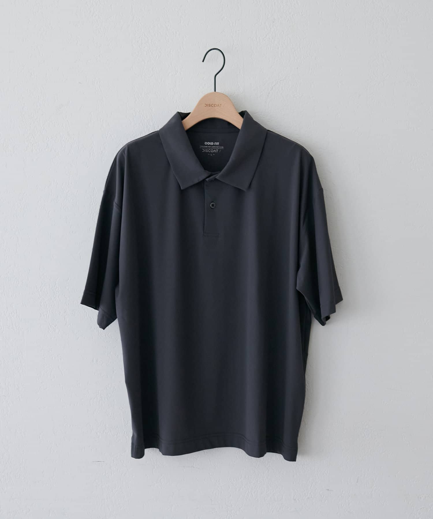 夏を快適にする大人のポロ。⚫︎デザイン汗ばむ季節も快適に過ごせる、接触冷感素材を使用した機能派ポロシャツが登場。程よくゆとりのあるシルエットに、クラシカルなポロデザインを組み合わせることで、清潔感とラ