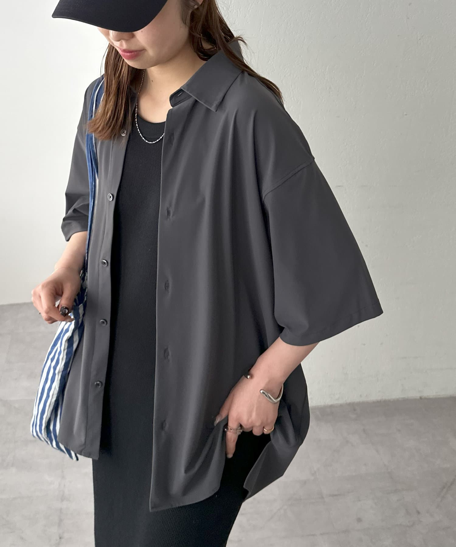 ひんやり心地よく、毎日着たくなるシャツ⚫︎デザインシンプルながらも洗練された印象を与えるハーフスリーブシャツ。ゆとりのあるサイジングが程よい抜け感を演出します。また、襟付きデザインが上品さをプラスし大