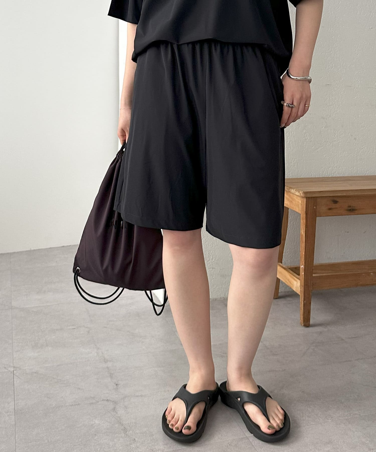 涼しくて動きやすい、アウトドアシーンにもおすすめのハーフパンツ⚫︎デザイン程よくワイドなシルエットで、リラックス感のあるハーフパンツ。ウエストは総ゴム仕様で、ストレスフリーな穿き心地を実現。サイドポケ