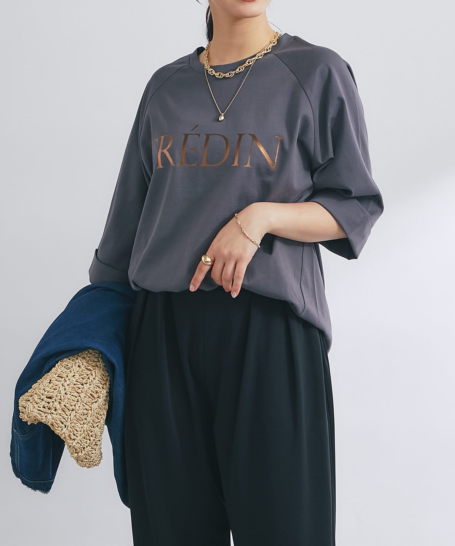 【商品ポイント】・洗練された大人の女性を演出する箔押しロゴTシャツ・七分袖の袖丈は、季節を問わず着回しやすく、春夏の軽やかな装いにも、秋の重ね着スタイルにもぴったり。・一枚で着るのはもちろん、ジャケッ