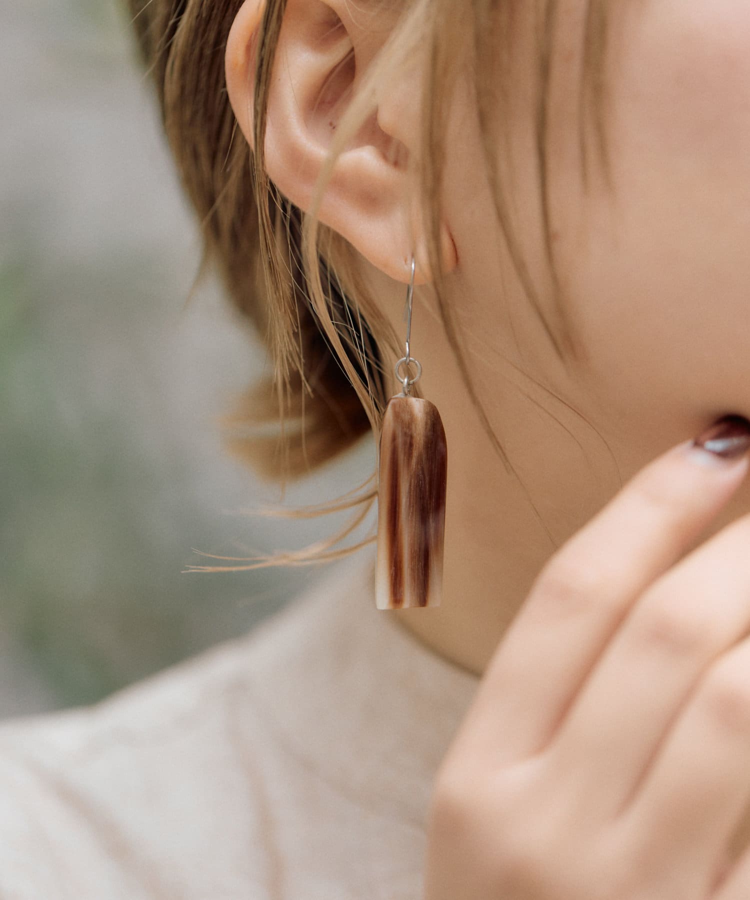ear PAPILLONNER(イア パピヨネ) 《金属アレルギー対応/ステンレス》水牛角三角柱ピアス