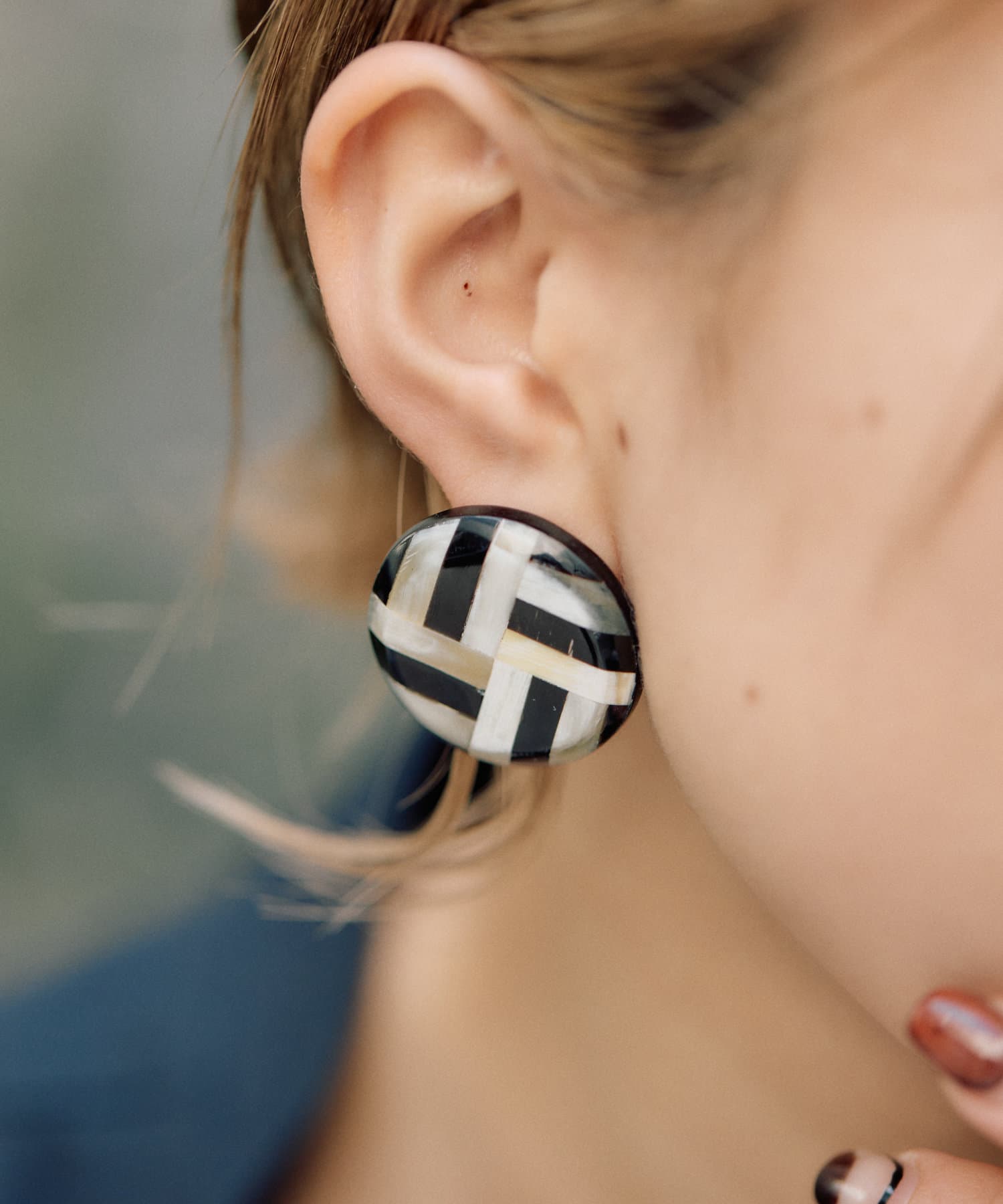 ear PAPILLONNER(イア パピヨネ) 水牛角格子柄イヤリング