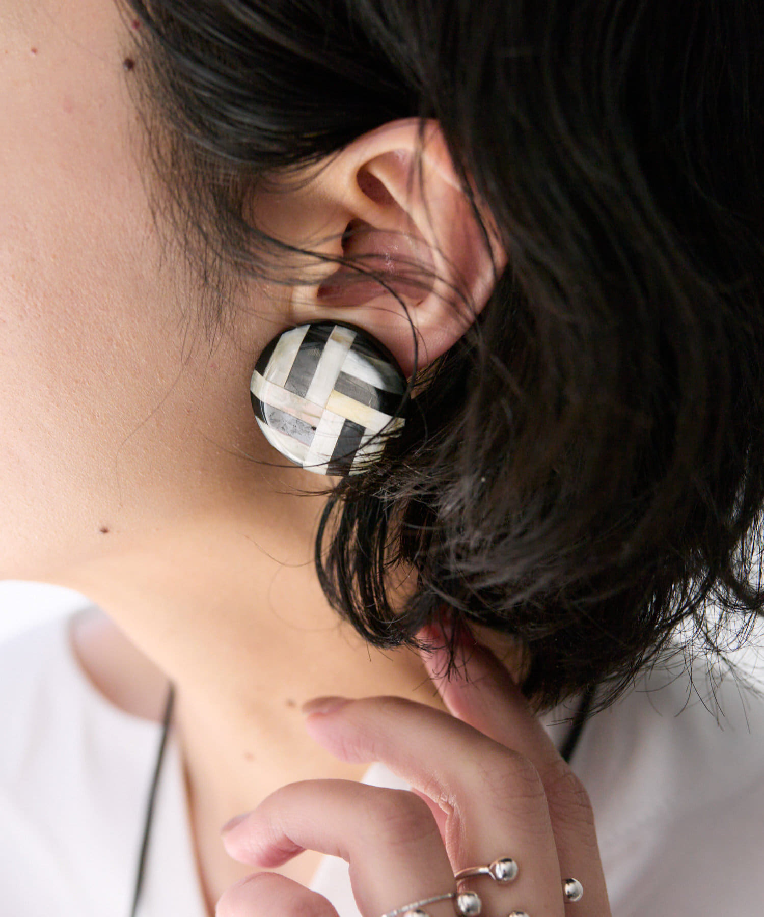 ear PAPILLONNER(イア パピヨネ) 水牛角格子柄イヤリング