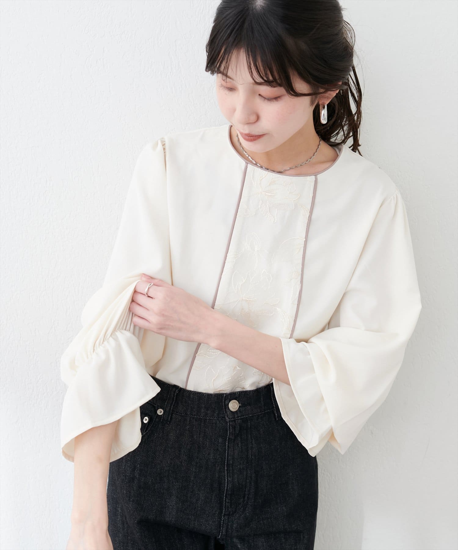 フロントレース使いキャンディ袖ブラウス | natural couture