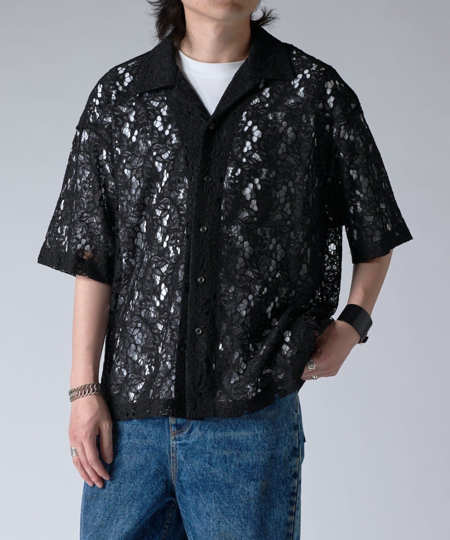 Lui's(ルイス)25SS フラワーレース半袖シャツ 【商品ポイント】他には無いレースデザインのリーフ柄のレースシャツ。フロントはオープンカラー仕様で、身幅を広く取っている為、ラフにストレ