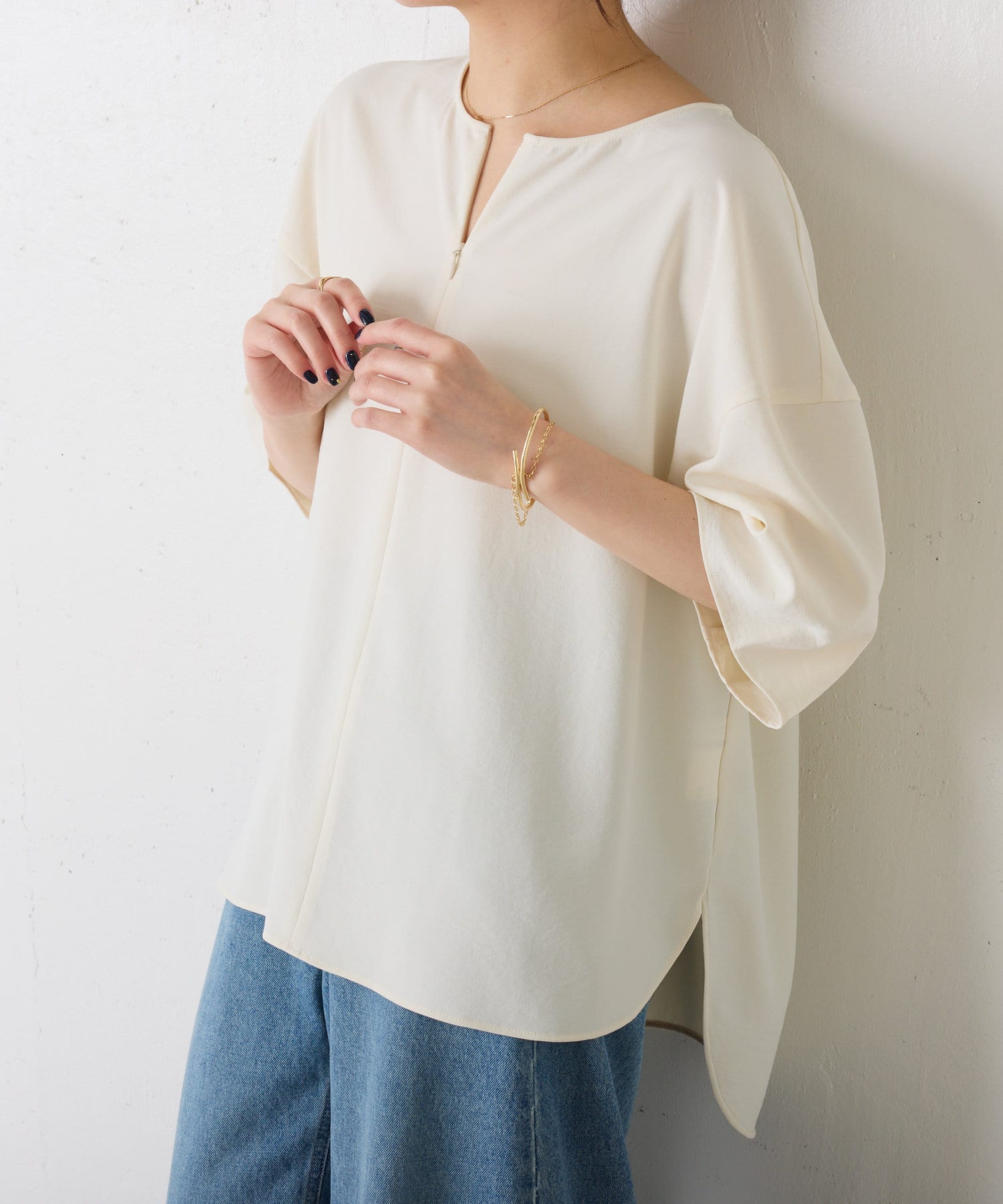 大人気のジャージーシリーズから新しいデザインが登場！※ブラックのみweb限定です【POINT】・フロントにファスナーがついており、気分に合わせてデザインを変えられます◎・袖は肘まで隠れるので二の腕をカ