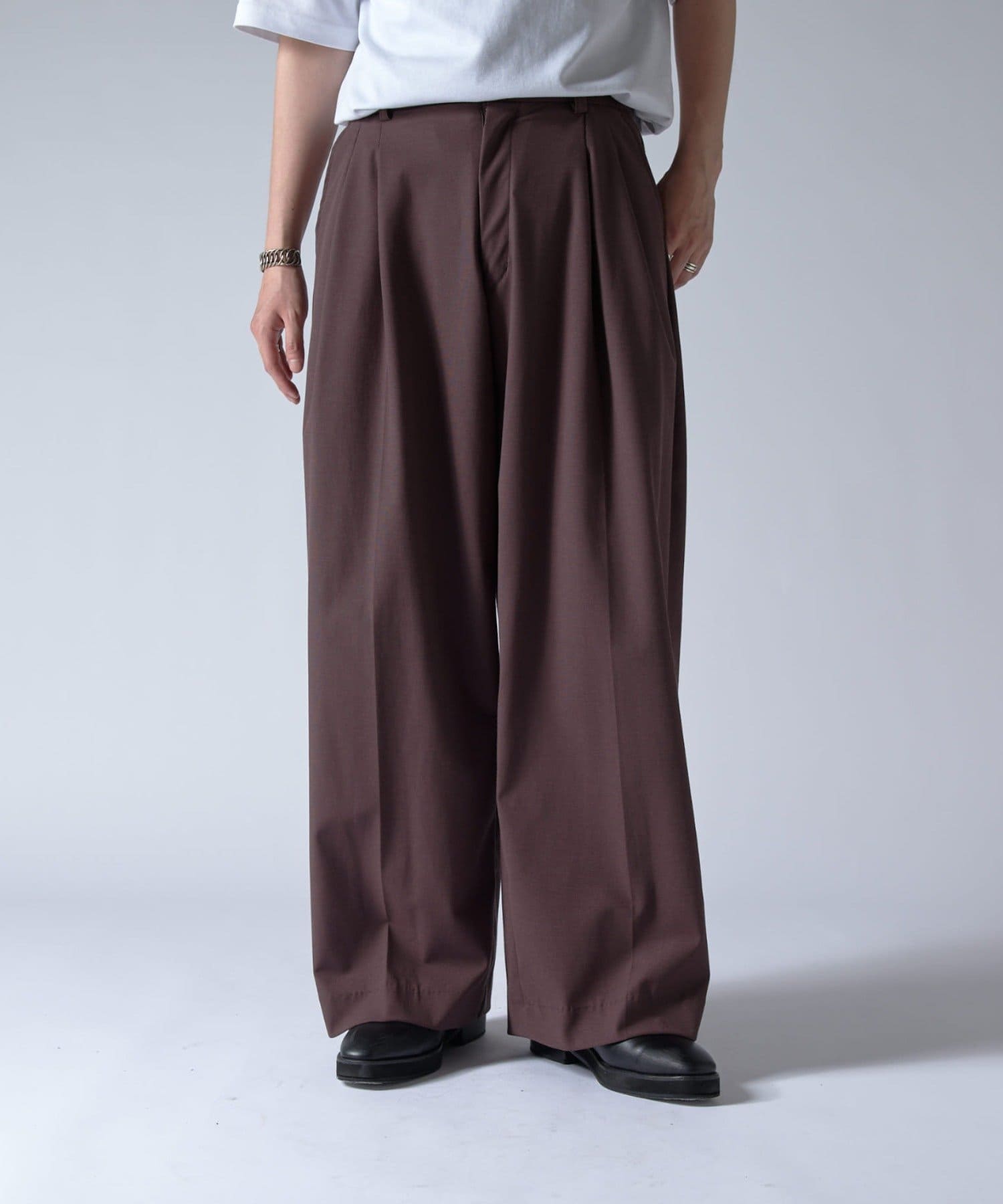 Lui's(ルイス)25SS ウォッシャブル 2タックワイドパンツさらっとした生地感が心地よい、これからの時期に活躍するワイドパンツです。しっかりとしたワイドのシルエットと２タックのデザイン