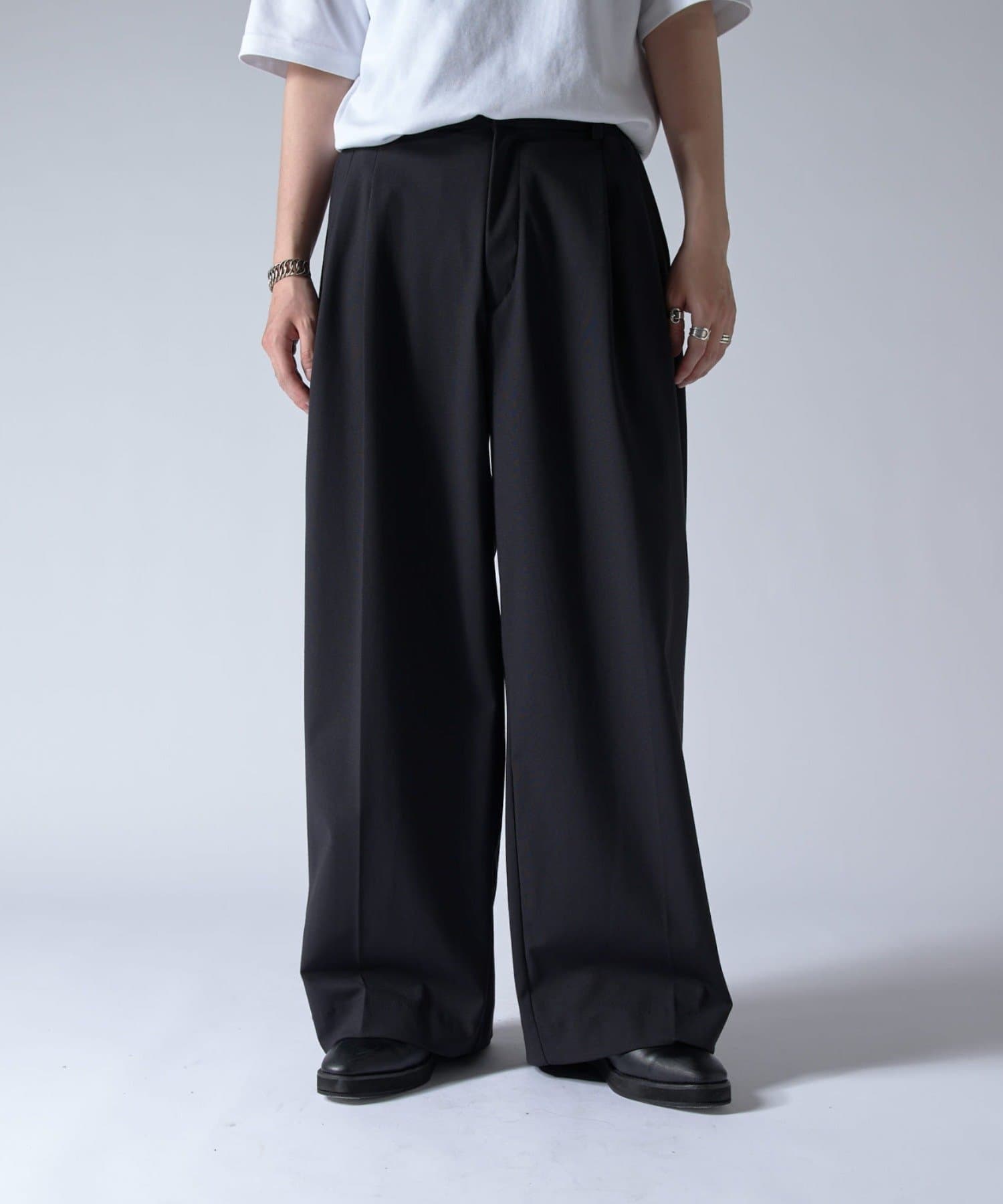 Lui's(ルイス)25SS ウォッシャブル 2タックワイドパンツさらっとした生地感が心地よい、これからの時期に活躍するワイドパンツです。しっかりとしたワイドのシルエットと２タックのデザイン