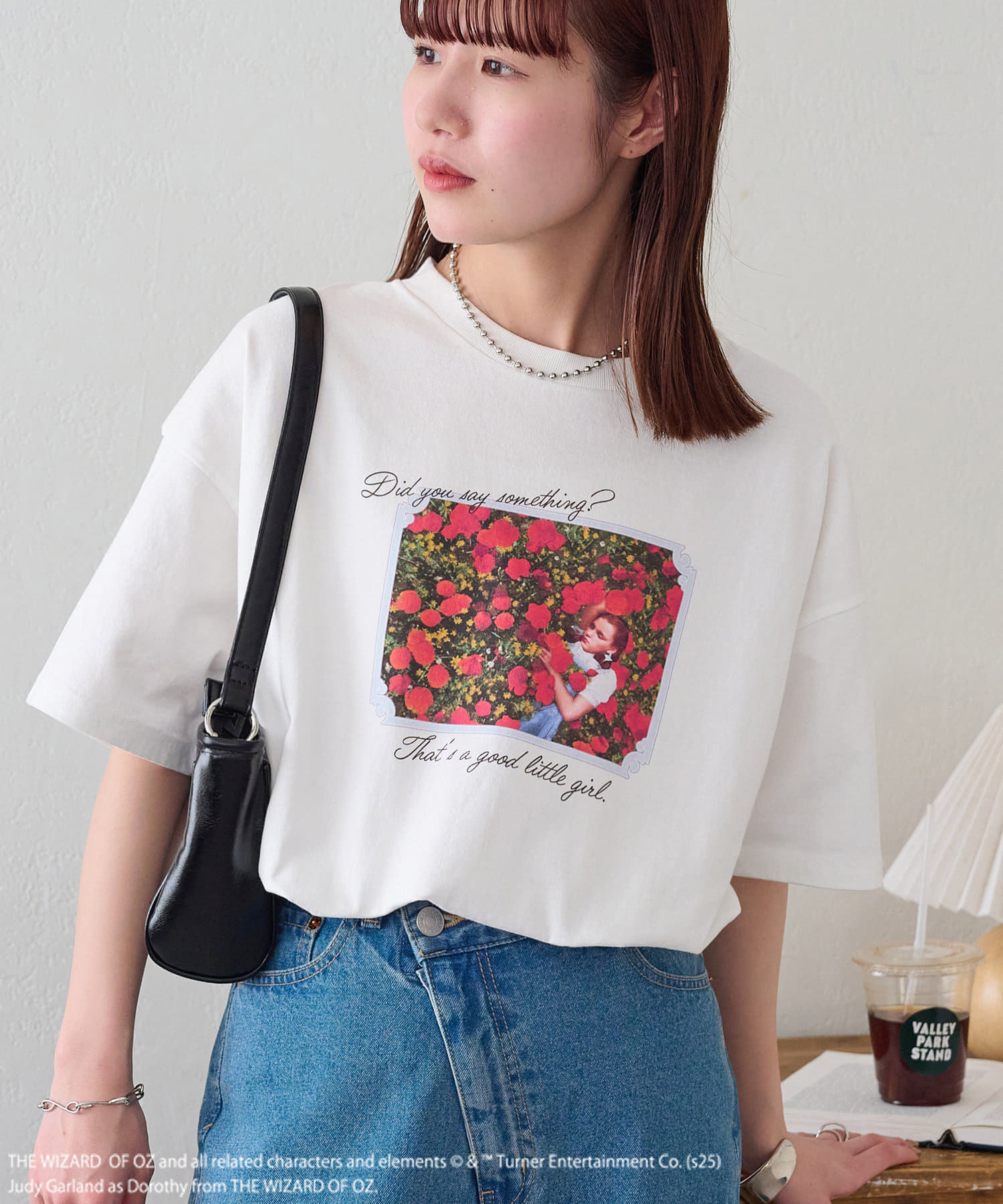 存在感のあるプリントデザインが魅力●デザイン不朽の名作として今もなお世界中で愛される、ミュージカル映画『オズの魔法使』の世界観を落とし込んだ特別なコレクションが登場！目を惹くプリントと女性らしいロゴの
