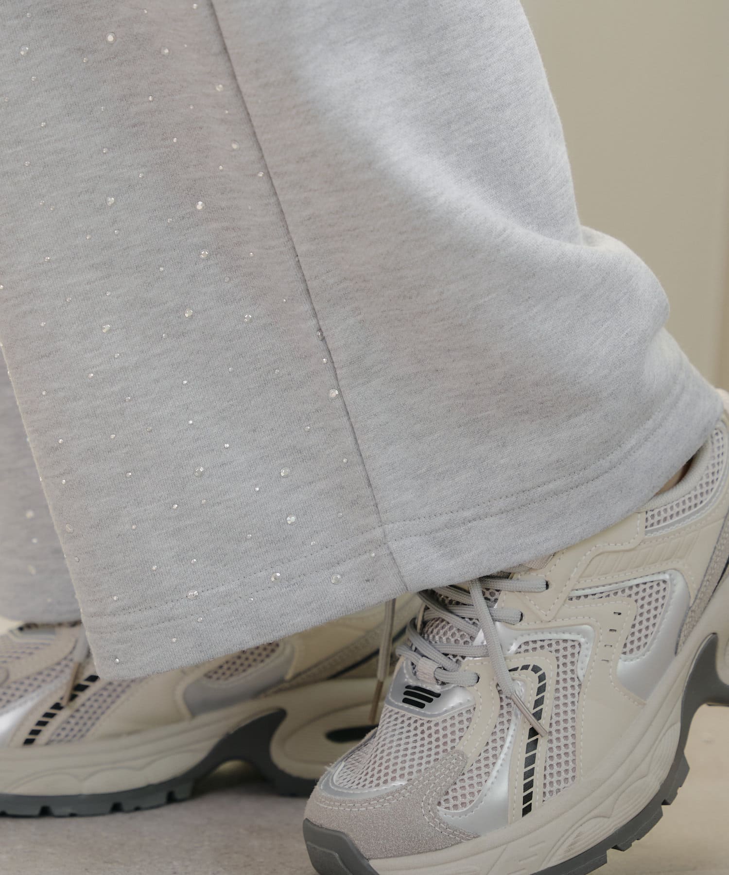 NICE CLAUP / OLIVE des OLIVE OUTLET(ナイスクラップ  / オリーブ デ オリーブ アウトレット) 【春の新作】【OUTLET限定】ラインストーン付スウェットパンツ