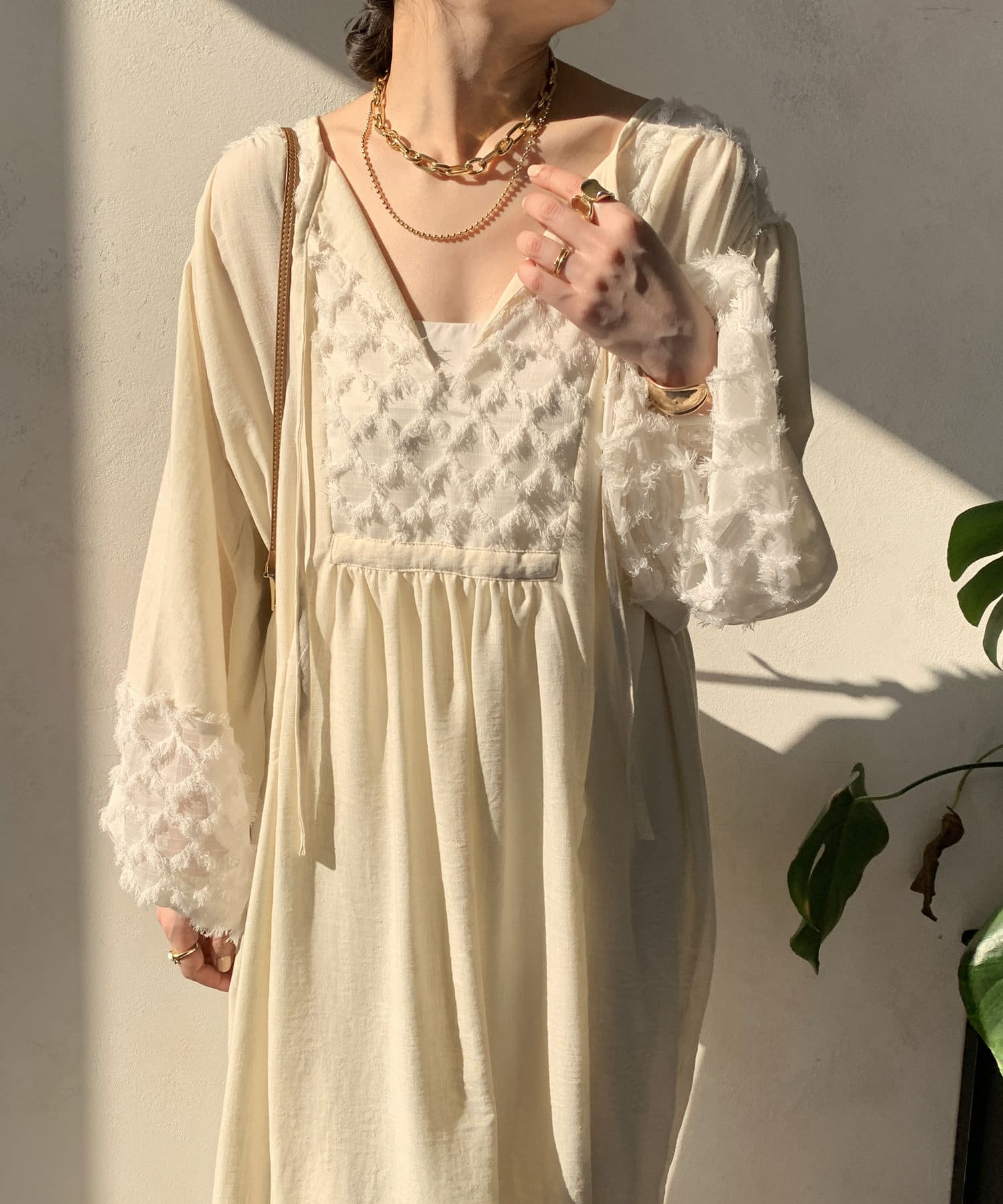 ■2025 SPRING & SUMMER ITEM■WEB限定!一枚でこなれ感を演出する！柔らかな肌触りのレーヨン混素材を使用し、着心地の良さを追求したワンピース胸元には繊細なフリンジ加工を