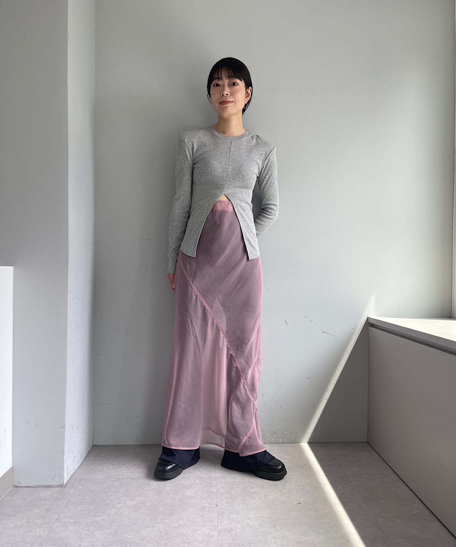 ＜記：ディレクター成田＞レギンスやタイツなどのレッグウェアーと重ねて、透け感を楽しむために作られたレイヤリング用のシアーロングスカート。細番手の柔らかなオーガンジーシフォン生地が、動くたびにひらひらと