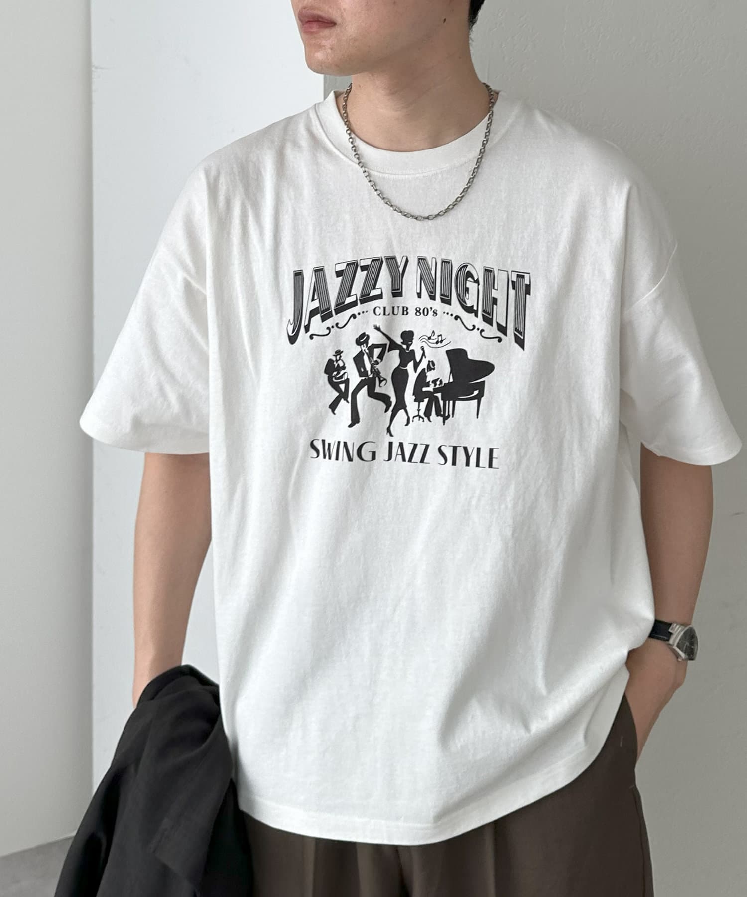こなれ感をまとう ピグメントジャズT●デザインヴィンテージライクな雰囲気漂う「JAZZY NIGHT」のロゴと、ジャズ演奏のシルエットイラストが目を惹くTシャツ。どこかレトロでクールなムードが漂うデザ