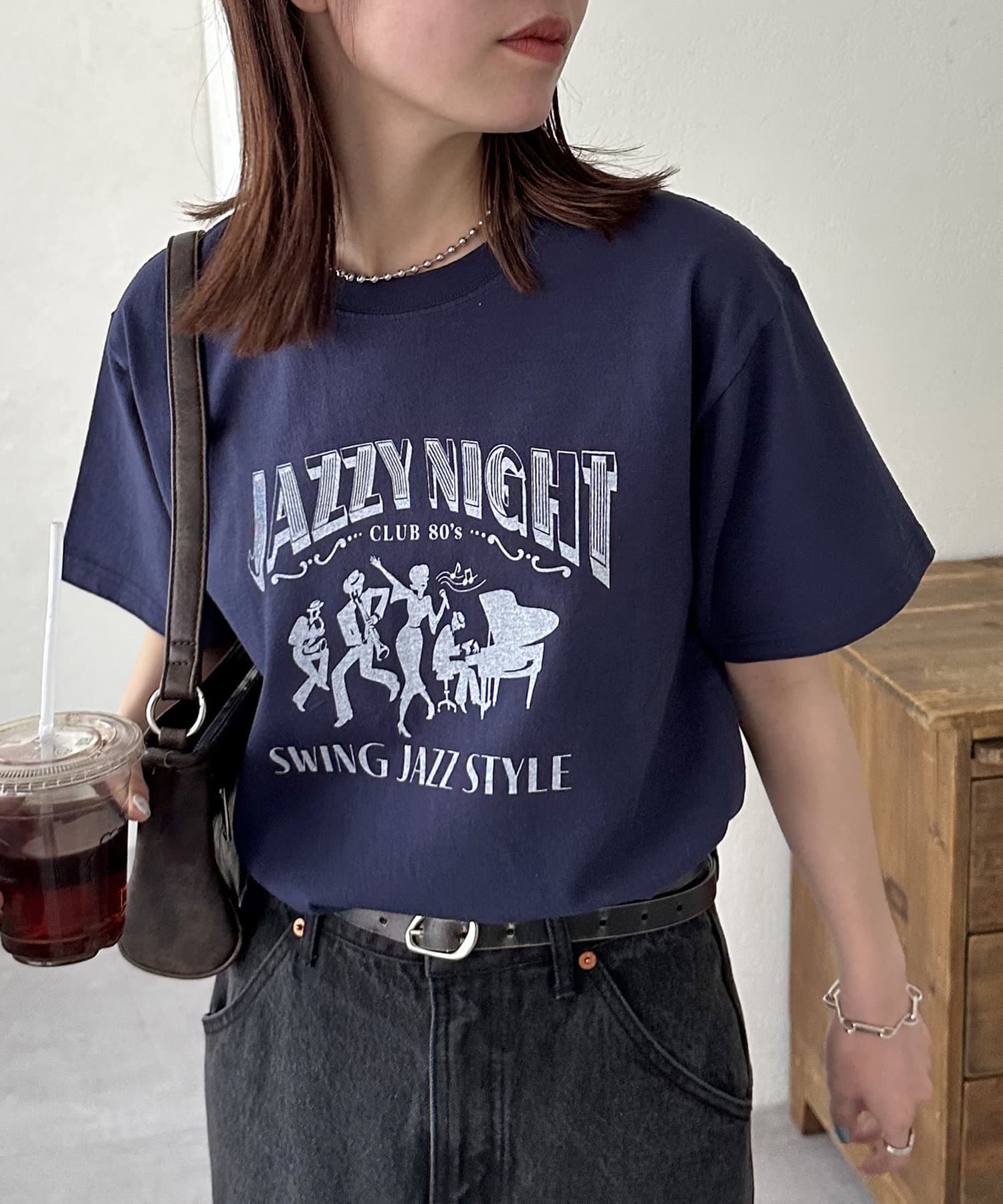 こなれ感をまとう ピグメントジャズT●デザインヴィンテージライクな雰囲気漂う「JAZZY NIGHT」のロゴと、ジャズ演奏のシルエットイラストが目を惹くTシャツ。どこかレトロでクールなムードが漂うデザ