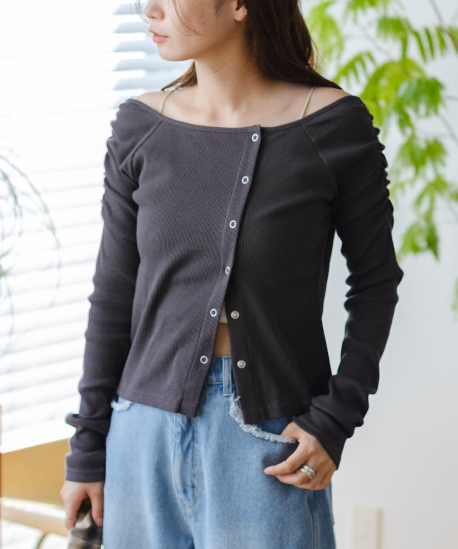 【前後2WAY/新色追加】オフショルで魅せる大人の抜け感トップス※無地：アイボリー、ピンク、チャコールグレーボーダー：ホワイト、ブラックその他1■デザイン女性らしいシルエットが魅力のオフショルカットソ