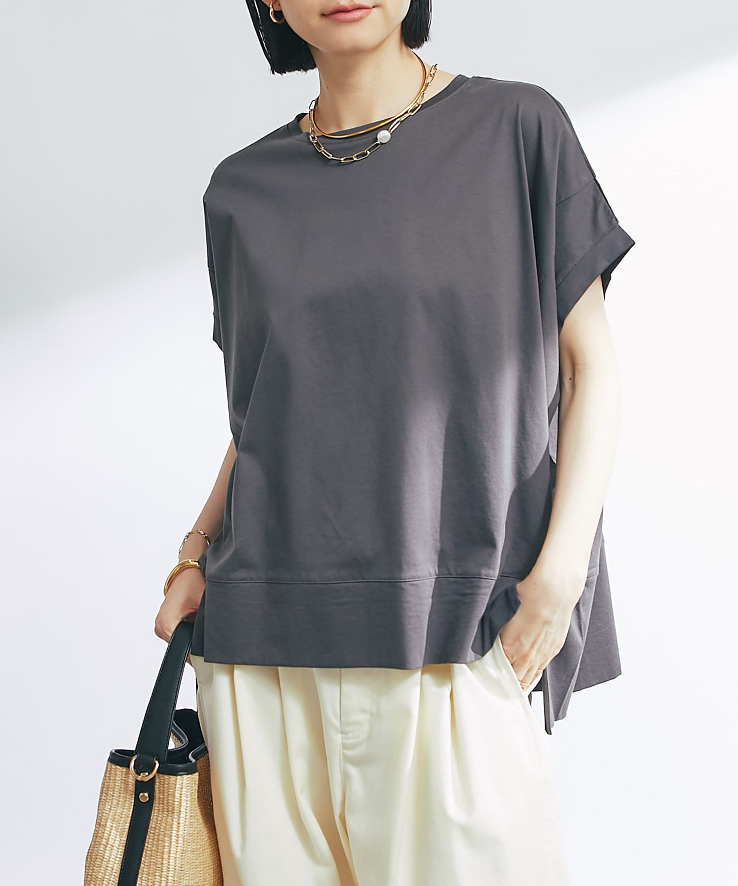 大人の余裕漂う、綿100％シンプルTシャツ商品ポイント・着回し抜群のシンプルなデザインが魅力の、デイリーに大活躍間違いなしのTシャツ！・程よくゆとりがあり、美しいシルエット見えを叶えてくれる優秀アイテ