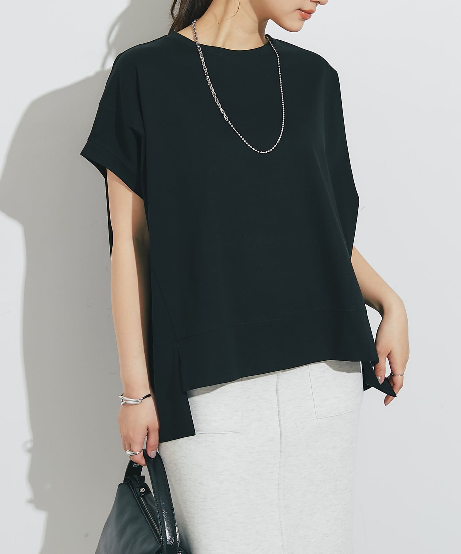 【商品ポイント】・着回し抜群！大人の余裕漂う、綿100％シンプルTシャツ・程よくゆとりがあり、美しいシルエット見えを叶えてくれる優秀アイテムです。・厳選された綿100％を使用することで、肌触りの良い柔