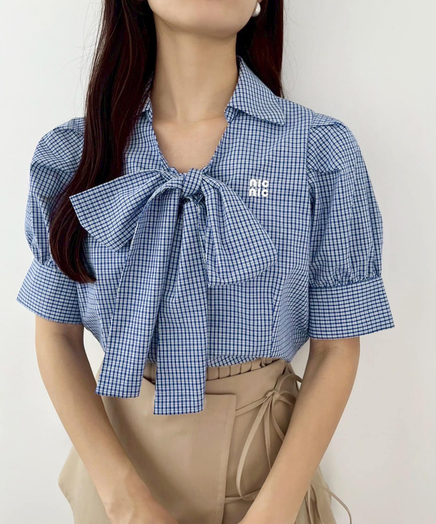 ~NICECLAUP 2025 Spring Collection~胸元の刺しゅうと大きなリボンがポイントのブラウスボリュームのあるリボンがナイスクラップらしいフェミニンさを際立たせます。袖は華奢感も