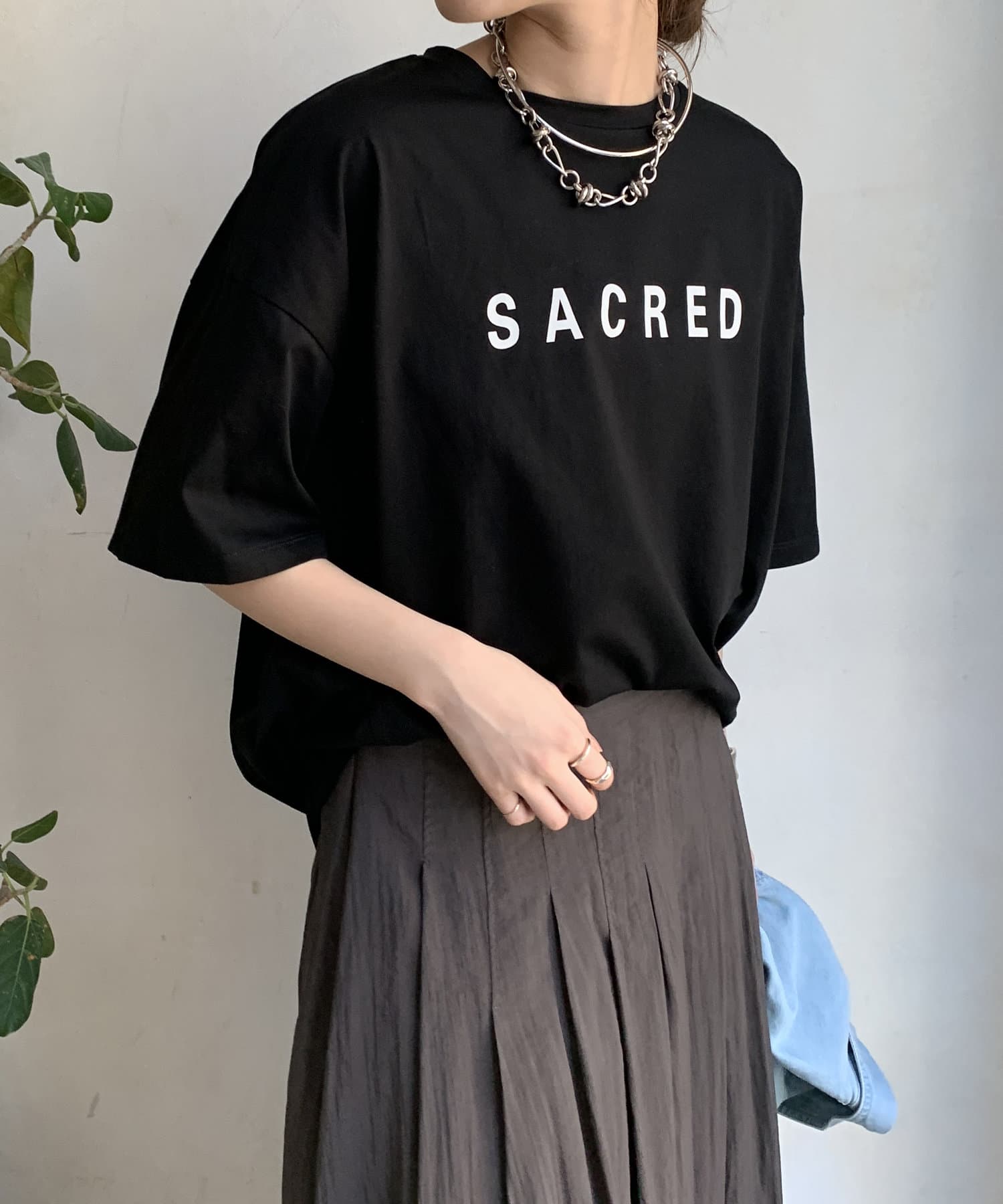 DOUDOU(ドゥドゥ) 【WEB限定】バックギャザーSACREDロゴTEE