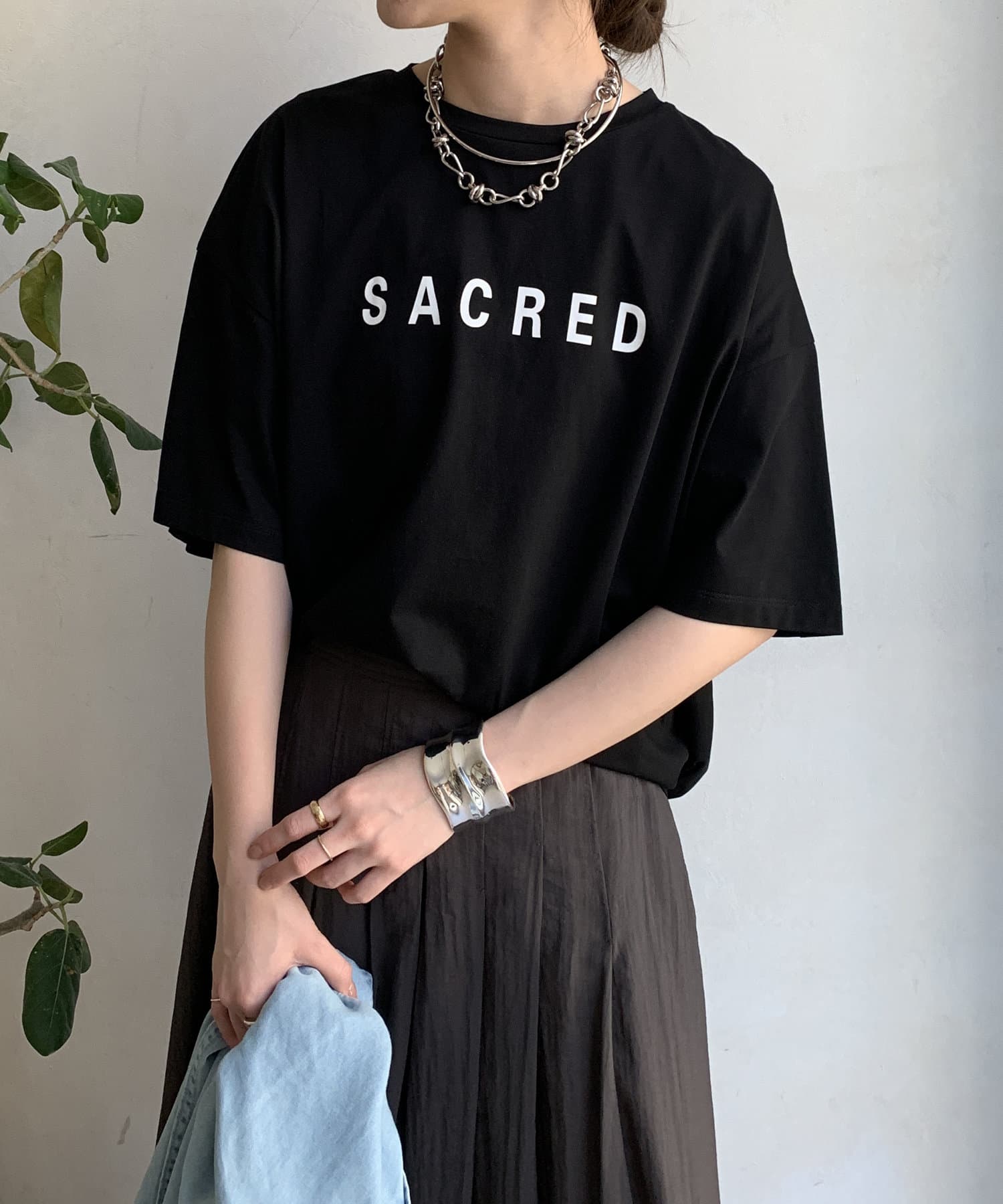 DOUDOU(ドゥドゥ) 【WEB限定】バックギャザーSACREDロゴTEE
