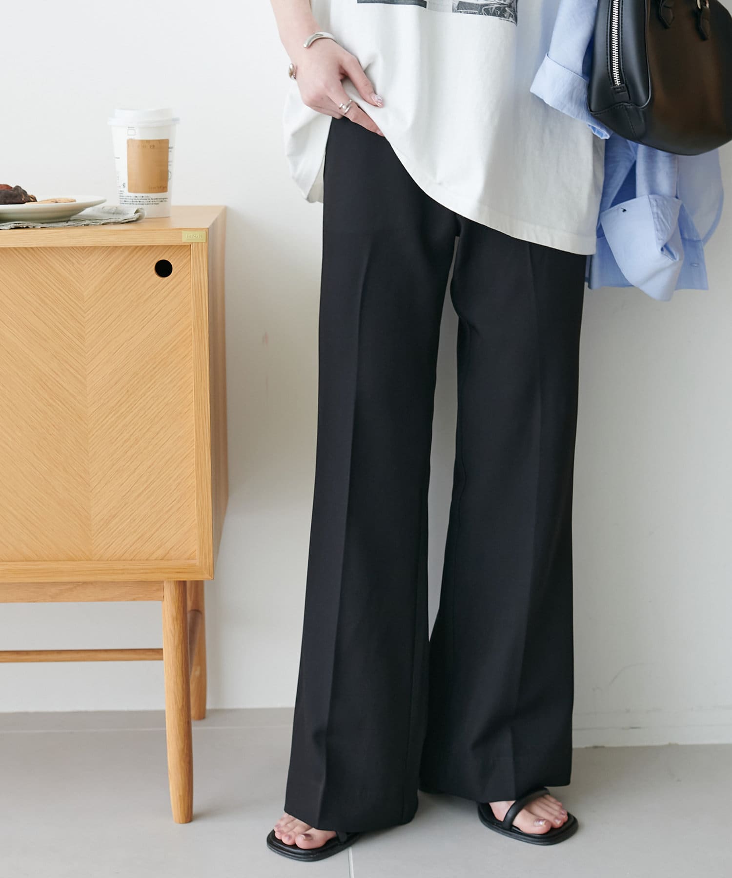 美脚見えするシルエットが魅力のフレアパンツ！●デザインセンタープレス×フレアのシルエットで美脚が叶う優秀アイテム！足元に向かって広がるシルエットなので、太ももまわりがすっきりとした印象になります。やや