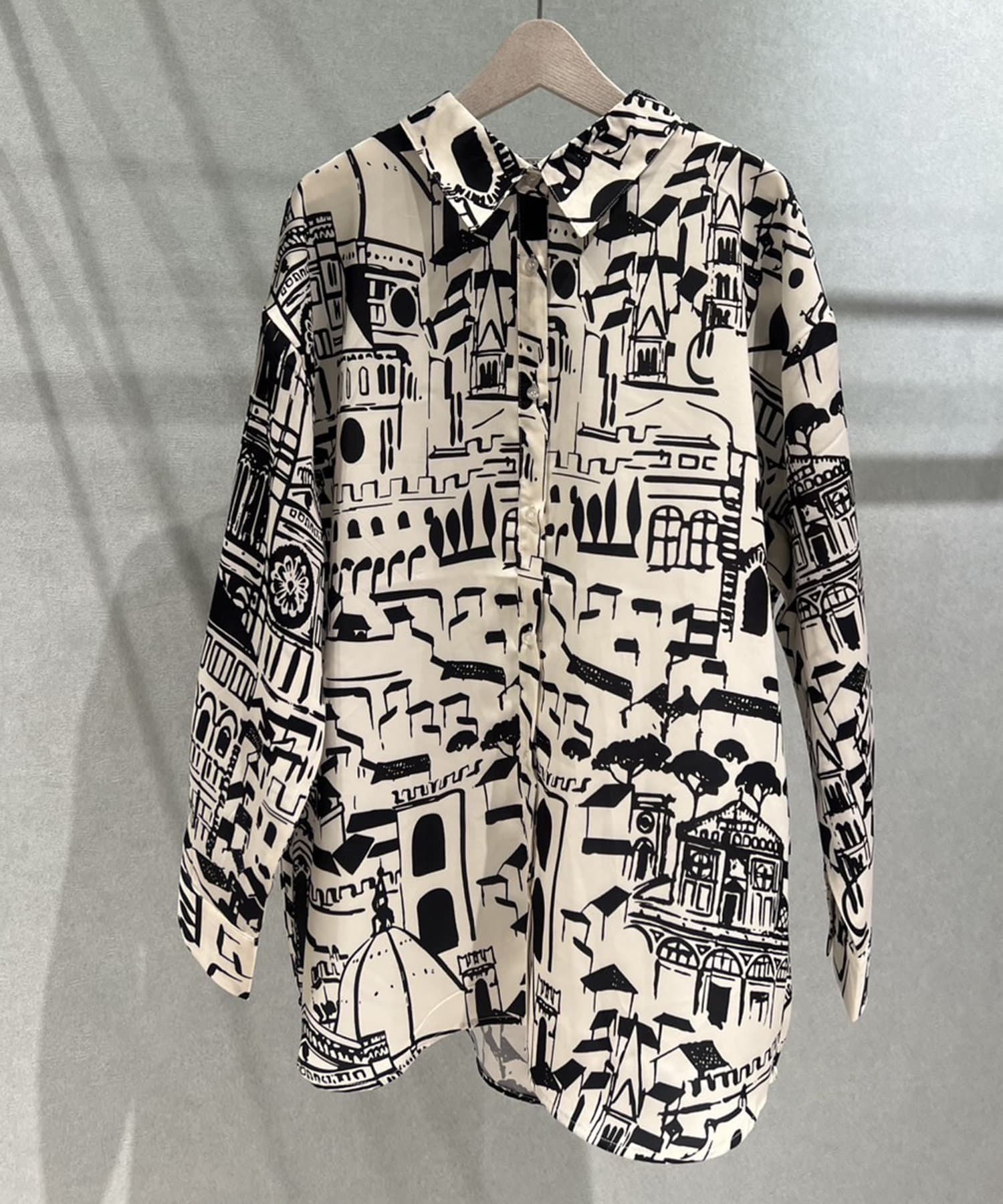 NICE CLAUP / OLIVE des OLIVE OUTLET(ナイスクラップ  / オリーブ デ オリーブ アウトレット) 【春の新作】シワ出来づらいアート柄長袖BIGシャツ