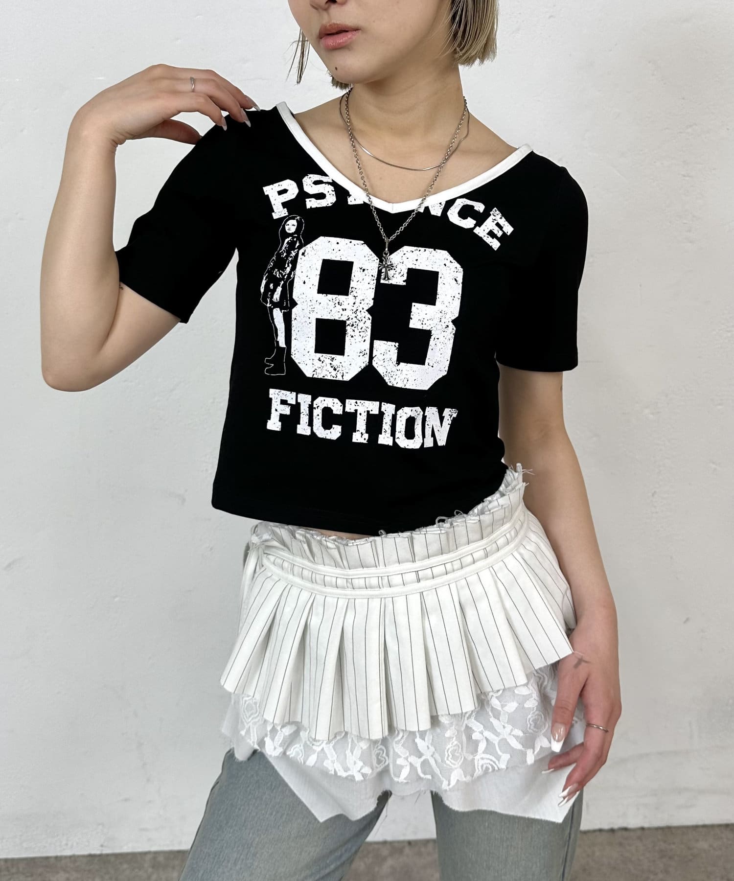 WHO’S WHO gallery(フーズフーギャラリー) エリオットVネックTEE