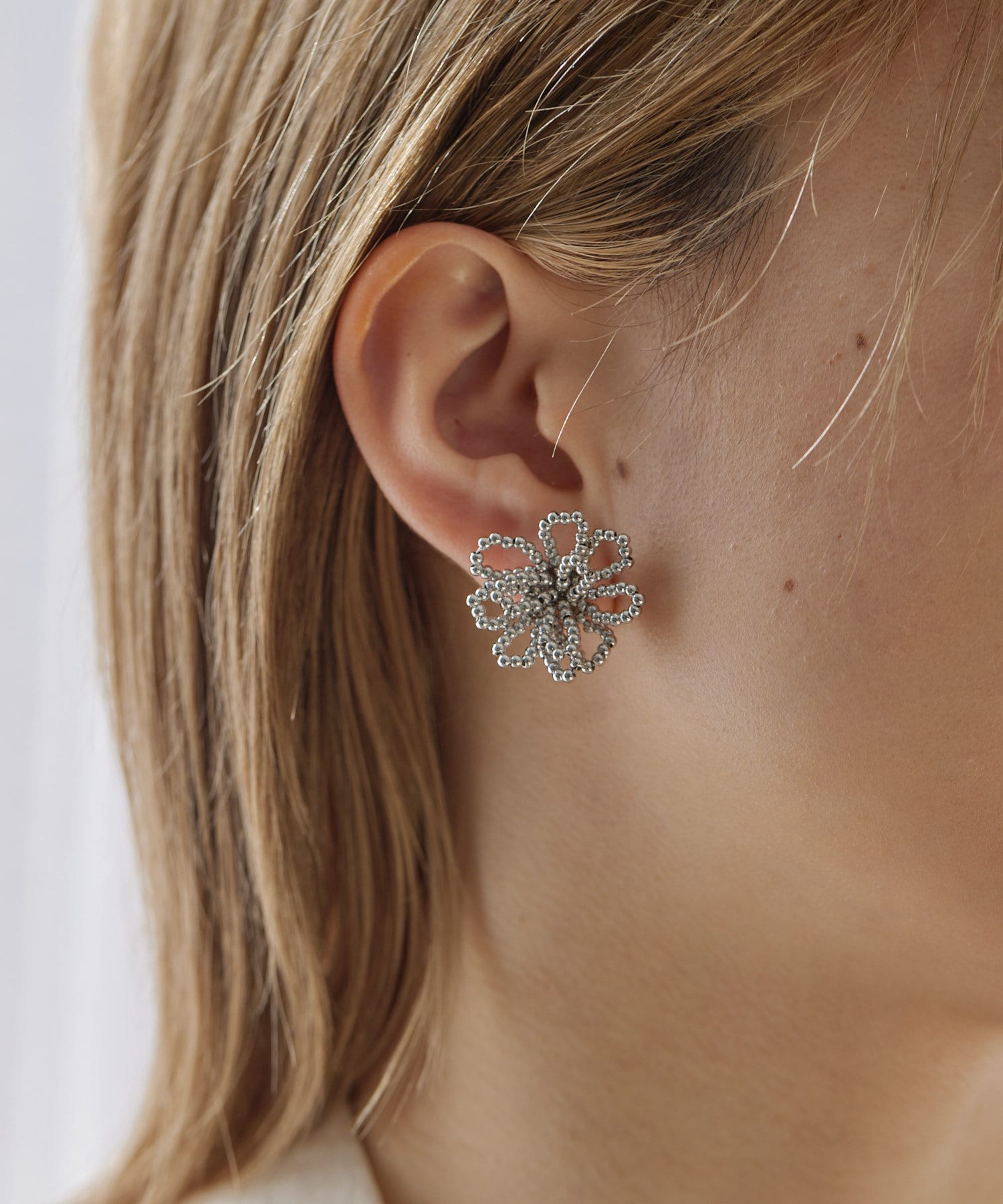 ear PAPILLONNER(イア パピヨネ) 《チタンポスト》花モチーフ/メタルビーズフラワーピアス