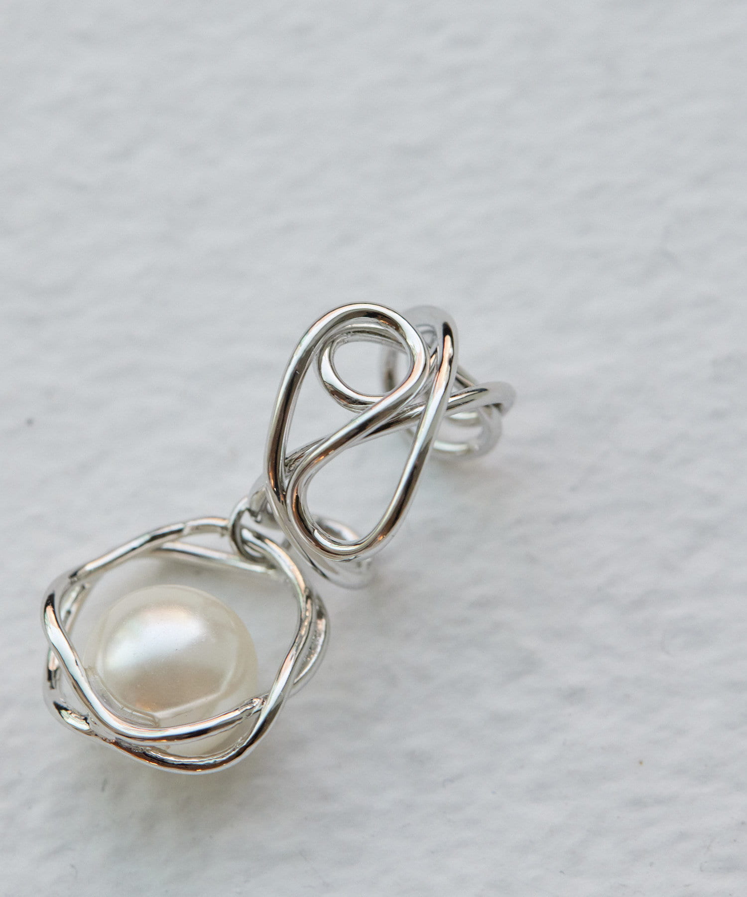 ear PAPILLONNER(イア パピヨネ) ゆりかごパールイヤーカフ