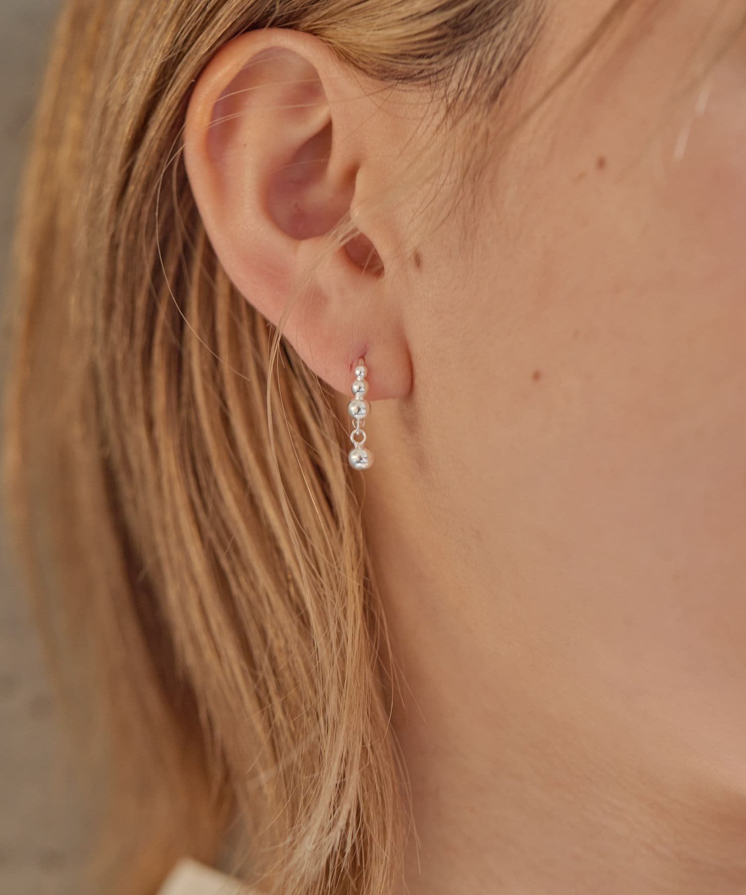 ear PAPILLONNER(イア パピヨネ) 《スターリングシルバー使用》スイングボールピアス