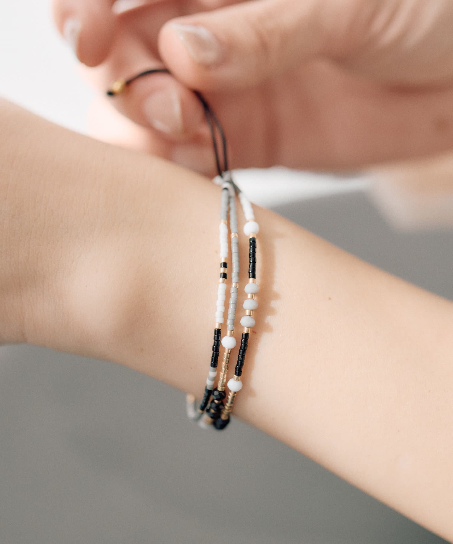 ear PAPILLONNER(イア パピヨネ) 3連ビーズ通しブレスレット