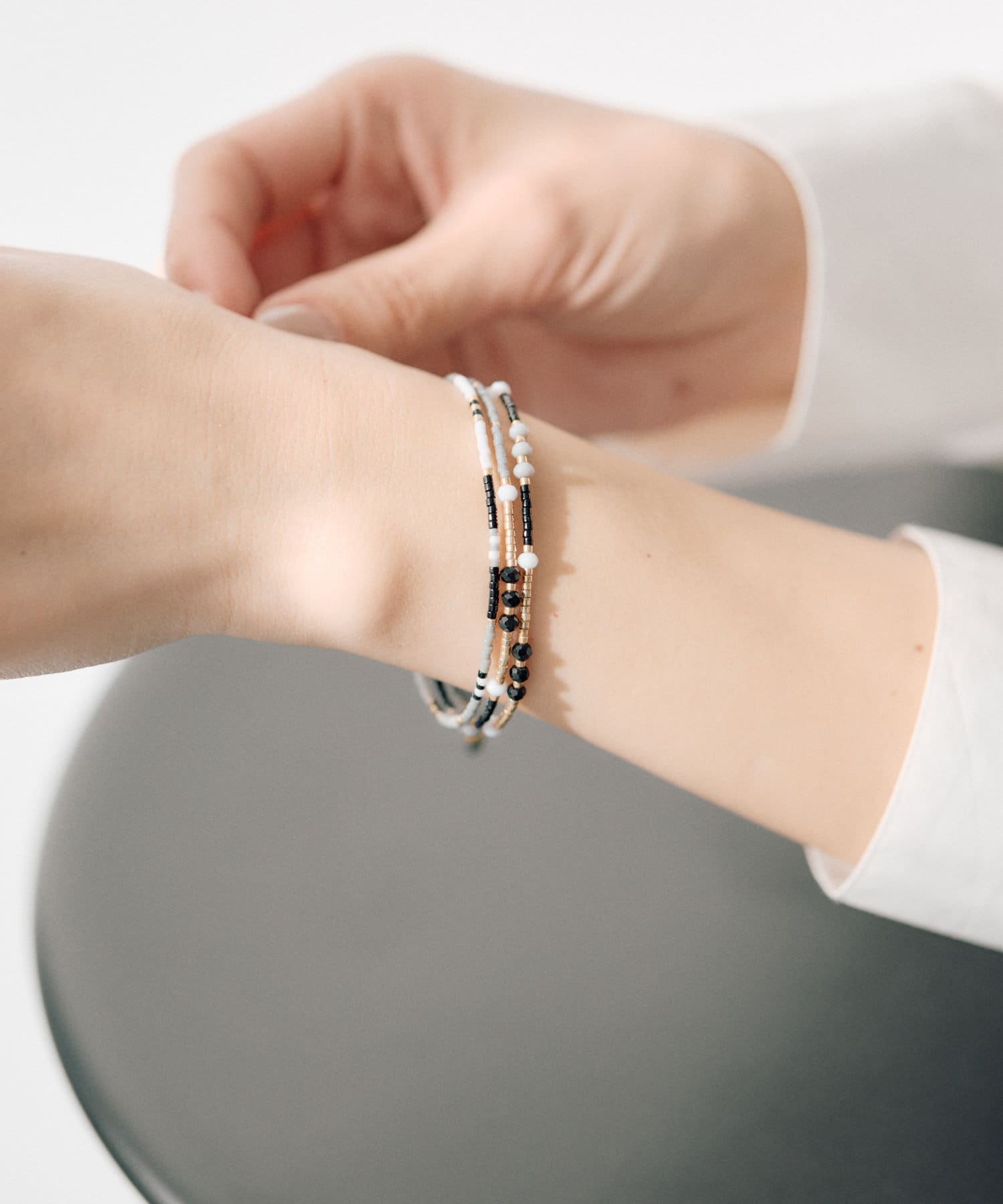 ear PAPILLONNER(イア パピヨネ) 3連ビーズ通しブレスレット