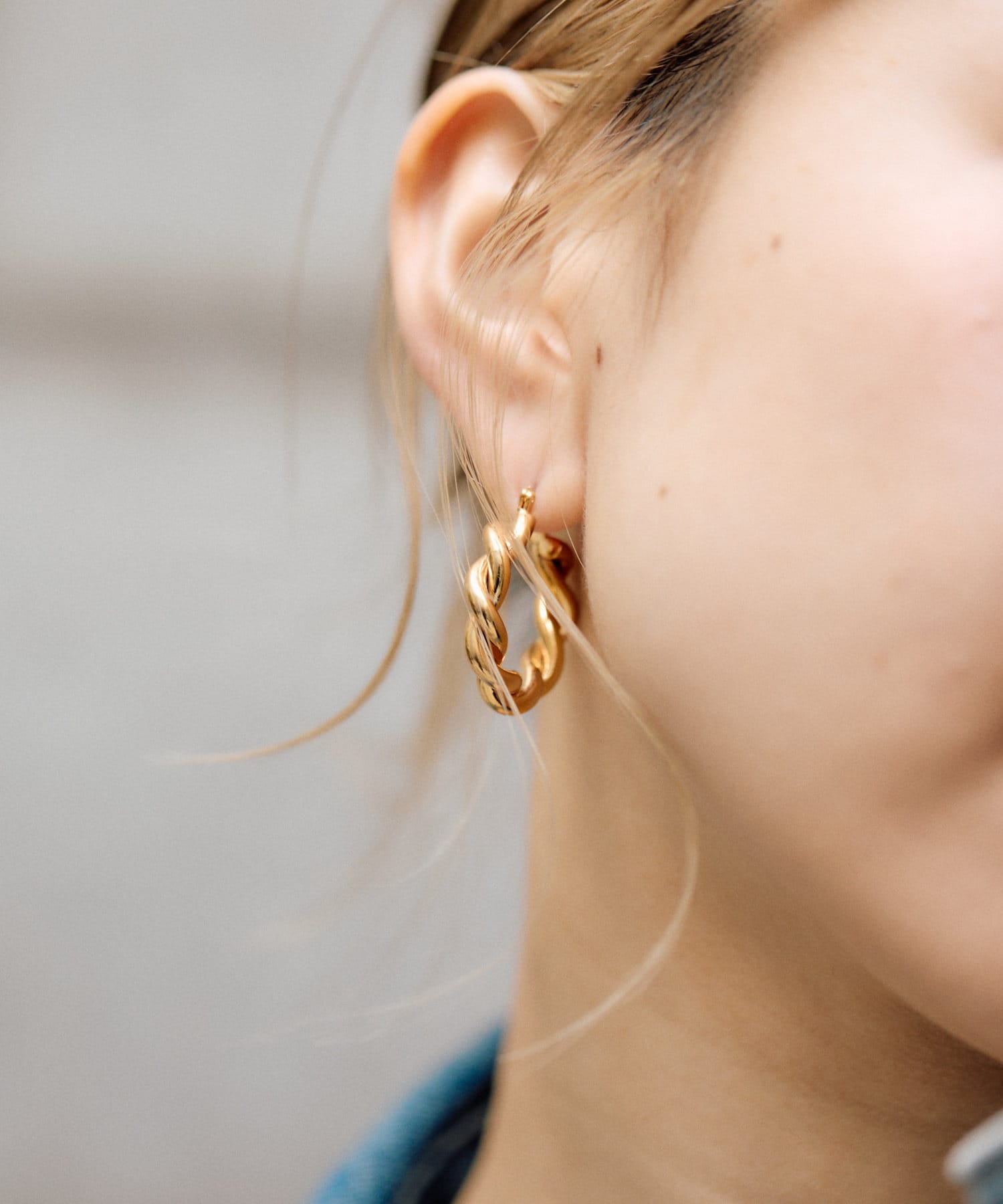 チタンポスト》ツイストフープピアス | ear PAPILLONNER(イア パピヨネ