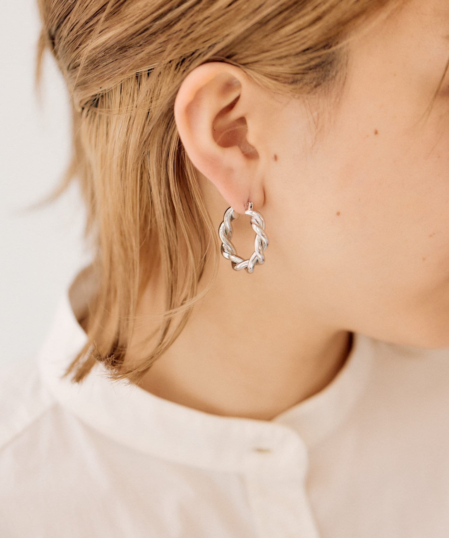 【CaitlynMinimalist】ツイストフープピアス★日本未入荷！ ツイストフープピアス（大）（ピアス（片耳用））｜e.m.