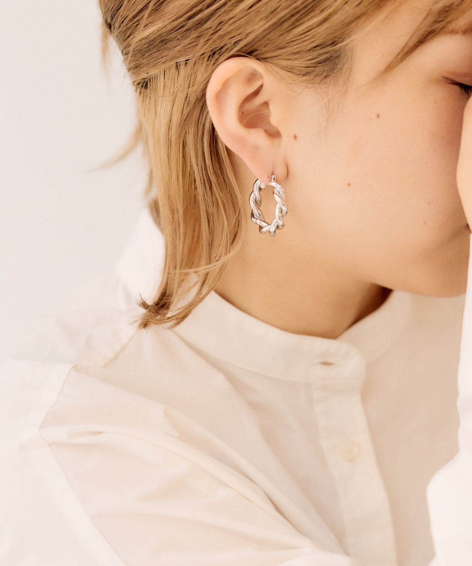 ear PAPILLONNER(イア パピヨネ) 《チタンポスト》ツイストフープピアス