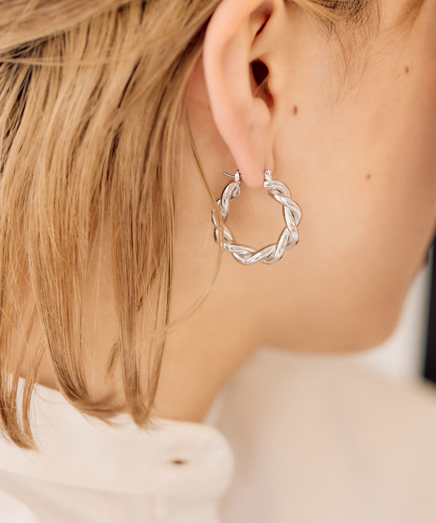 ear PAPILLONNER(イア パピヨネ) 《チタンポスト》ツイストフープピアス