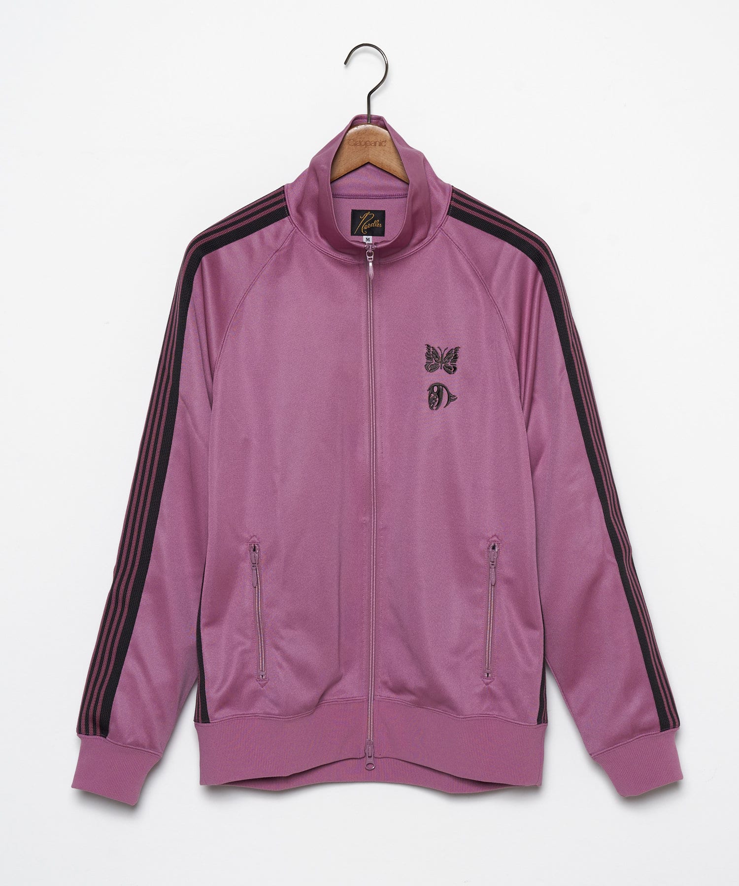 Needles x Kaeコラボレーショントラックジャケット▼ポイント見る者を独自の世界観へと引き込む、唯一無二のキャラクターで国内外から高い人気を誇る〈KAE TANAKA〉と〈NEEDLES〉のコ