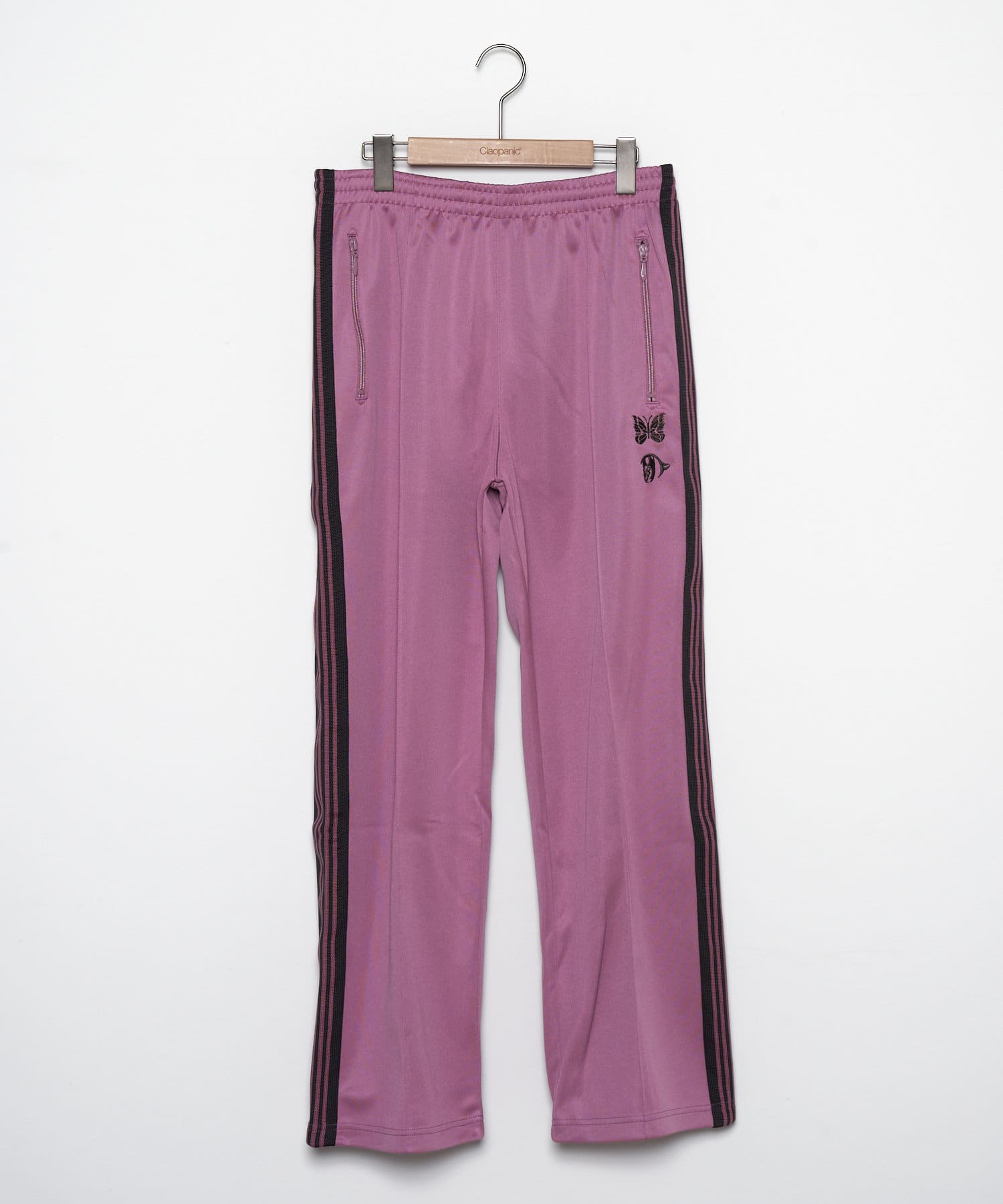Needles x Kae Tanakaコラボレーショントラックパンツ▼ポイント見る者を独自の世界観へと引き込む、唯一無二のキャラクターで国内外から高い人気を誇る〈KAE TANAKA〉と〈NEEDL