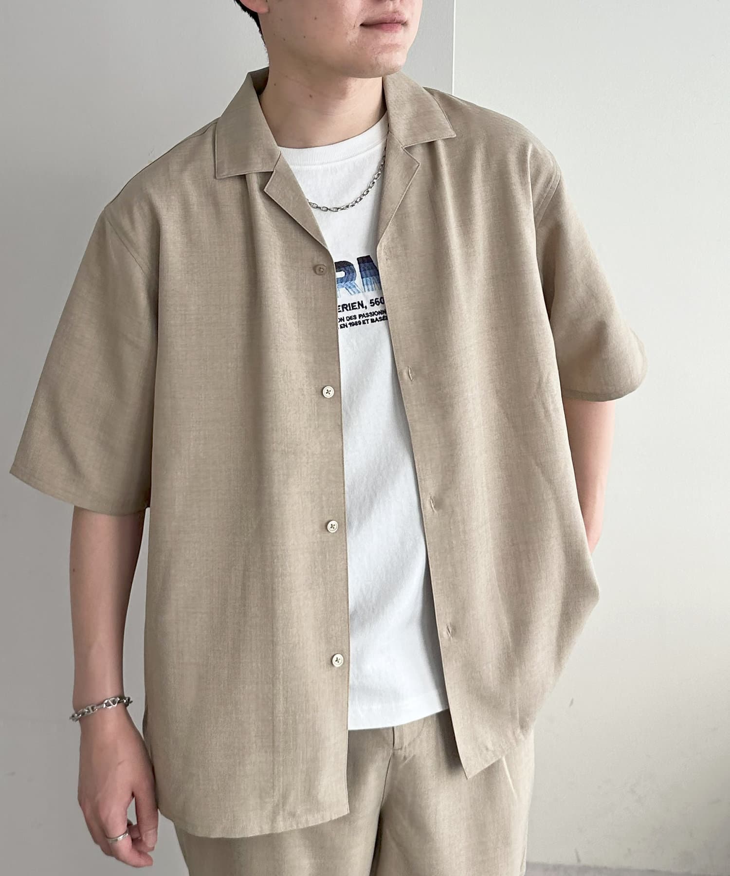 夏の装いを軽やかに、上品に。●デザイン襟元は開放感のあるオープンカラーで、首元に程よい抜け感をプラス。裾は緩やかなラウンドカットで柔らかな印象を演出します。サイドにスリットが入っているので裾を出して着