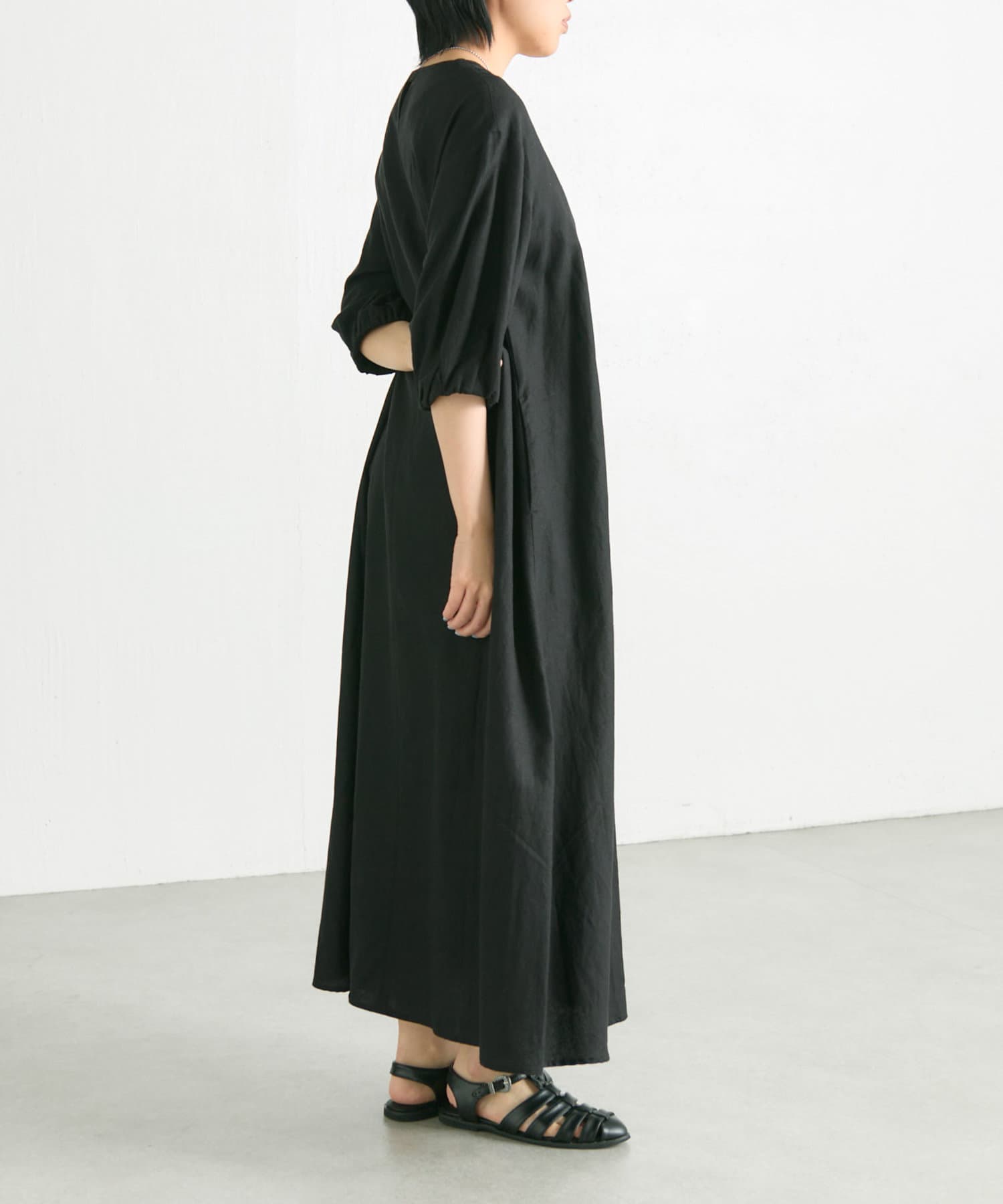 リラックス》麻混キーネックワンピース【SUM1 STYLE（スミ