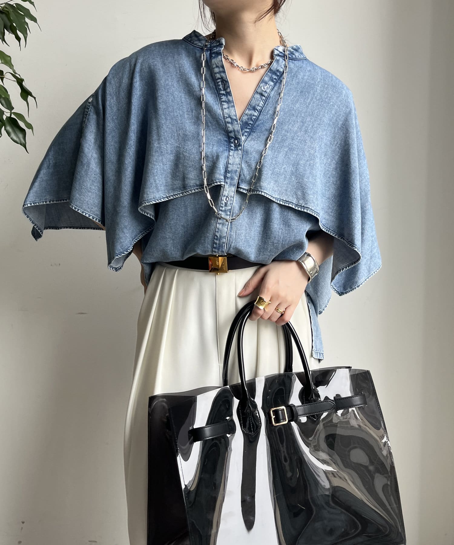 ■2025 SPRING & SUMMER ITEM■WEB限定！一枚で主役級の存在感！コットンレーヨンフリルデニムシャツデザインのポイントは、贅沢にあしらわれたフリル。身頃から続くようにデザ