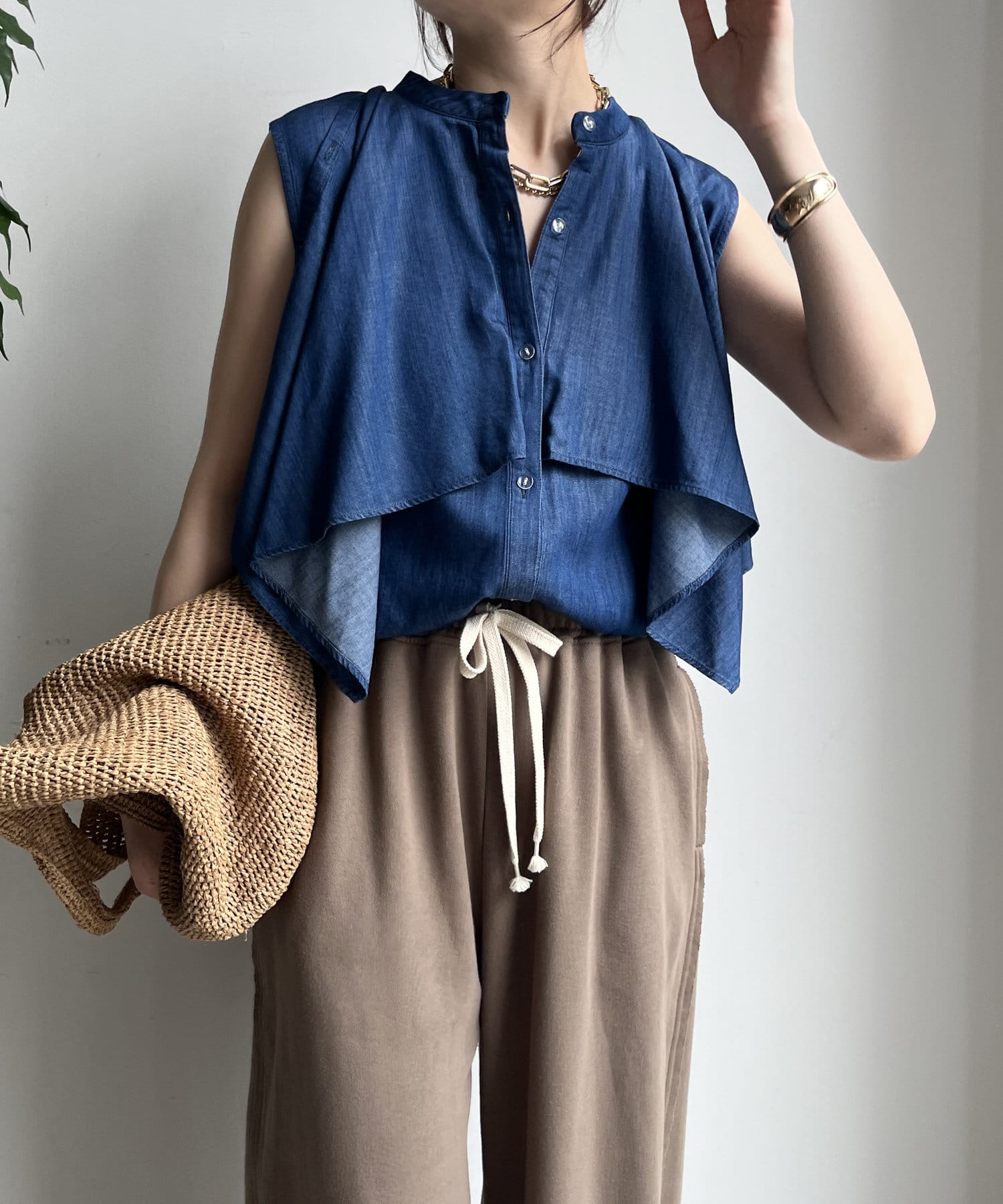 ■2025 SPRING & SUMMER ITEM■WEB限定！一枚で主役級の存在感！コットンレーヨンフリルデニムシャツデザインのポイントは、贅沢にあしらわれたフリル。身頃から続くようにデザ