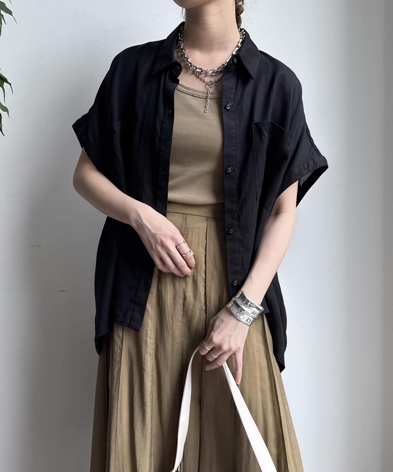 ■2025 SPRING & SUMMER ITEM■WEB限定！異素材で魅せる、大人の抜け感シャツとろみのある質感は、肌に優しく上品な落ち感です。汗ばむ季節でも快適な着心地◎バックスタイルは