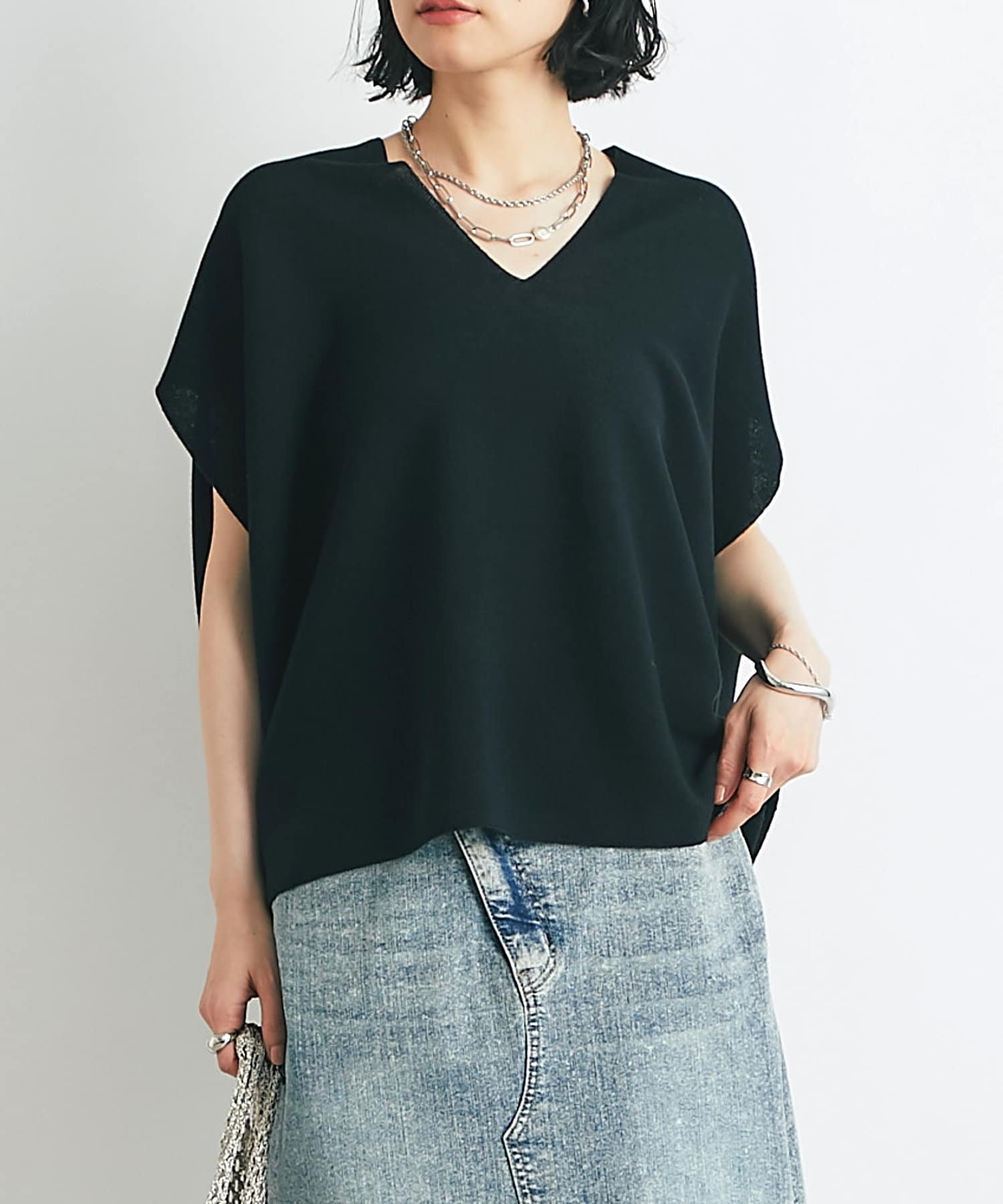 大人気のホールガーメント【商品ポイント】・縫い目のない製法でストレスフリーな着心地のトップス・コクーンシルエットでテクニックいらずで体型カバーできるシルエット。・開きすぎないVネックは上品見えもすっき